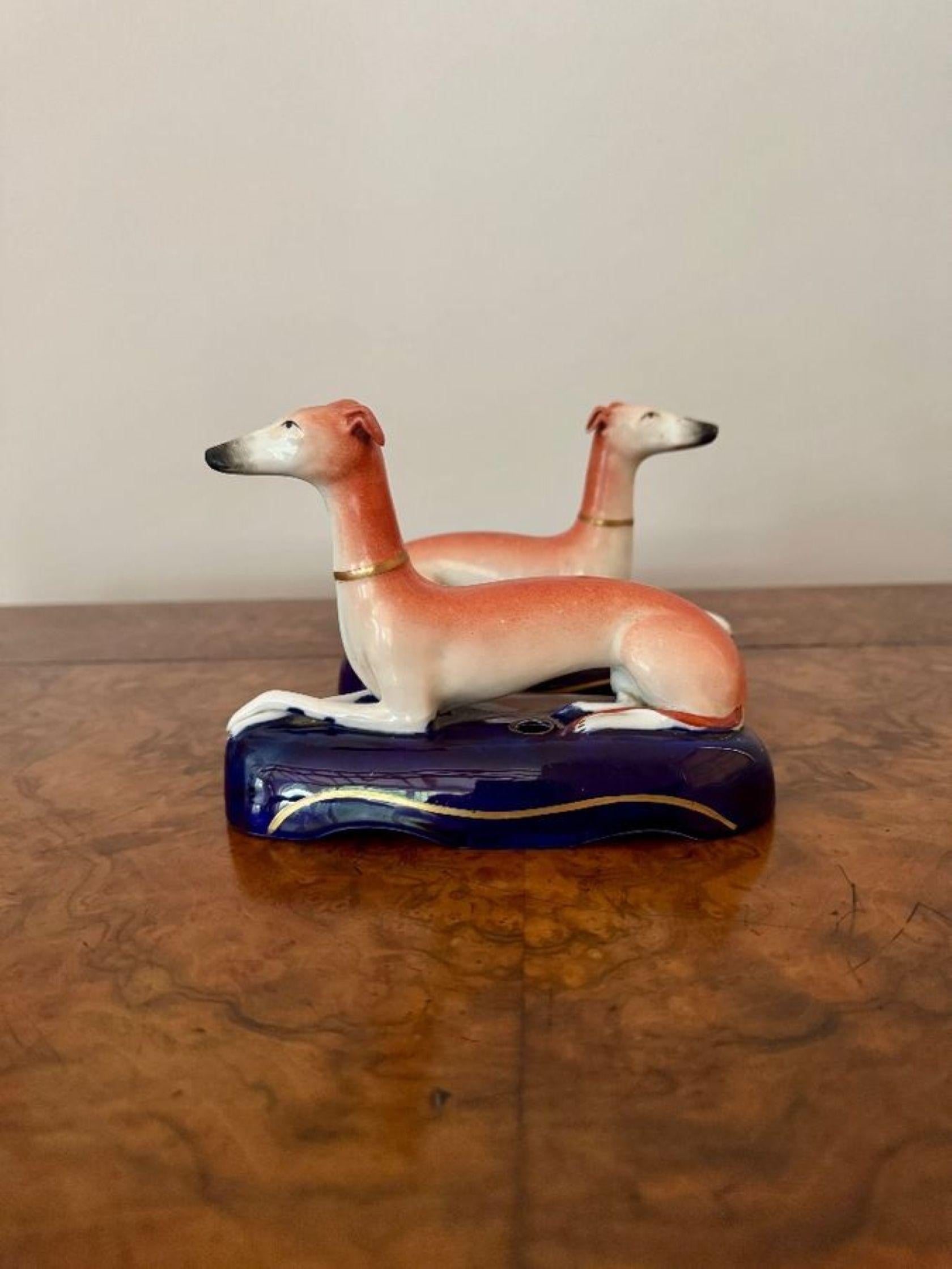 Lovely quality pair of antique Victorian Staffordshire greyhound inkwells In condizioni buone in vendita a Ipswich, GB