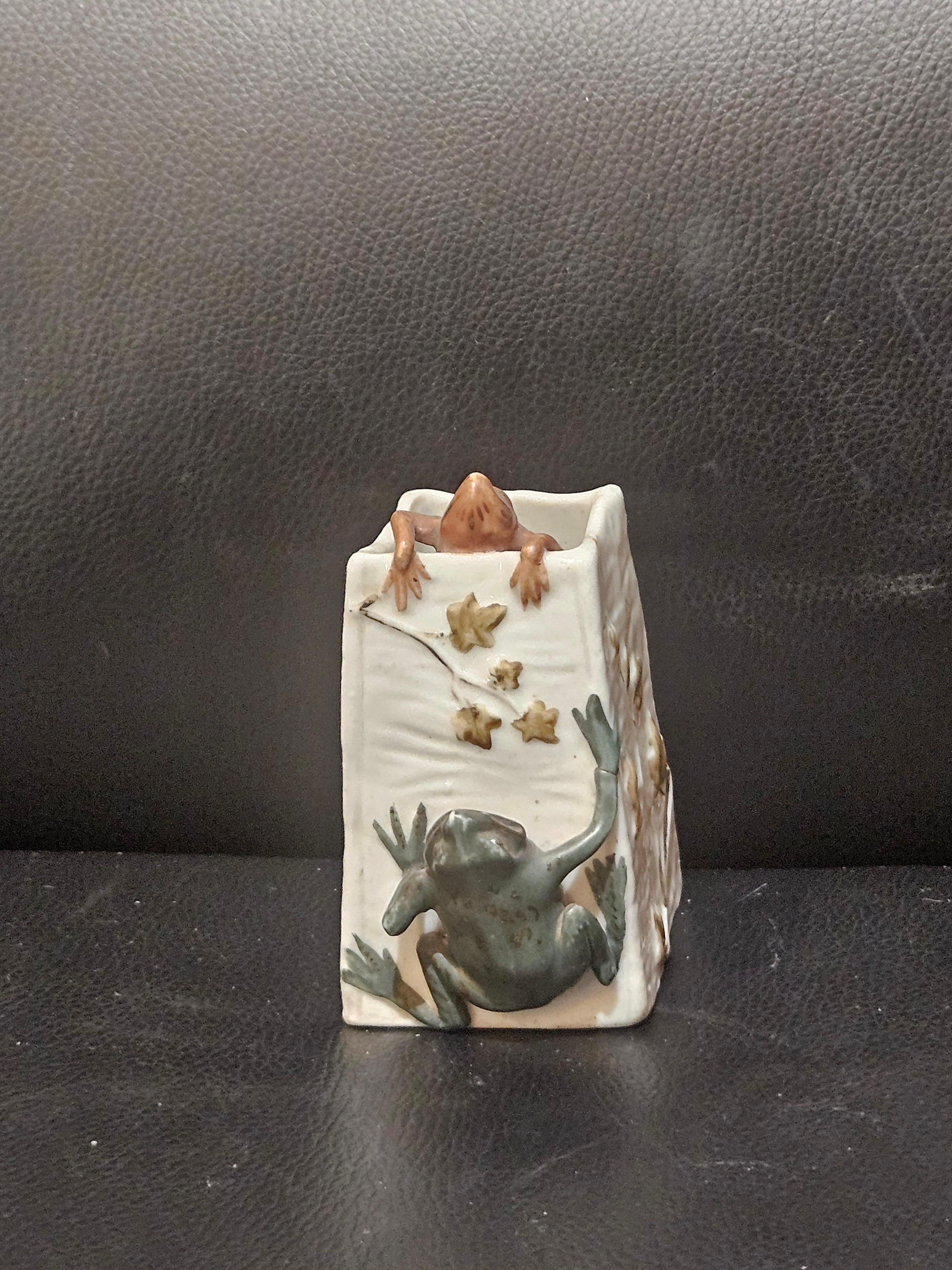 The Following Items we are offering are a Rare Beautiful Estate Frog Vase. Beautifully done in the Fine Quality and Detail. In Great Condition.

Taken out of a New York City Collection.

Measurements: 3.25