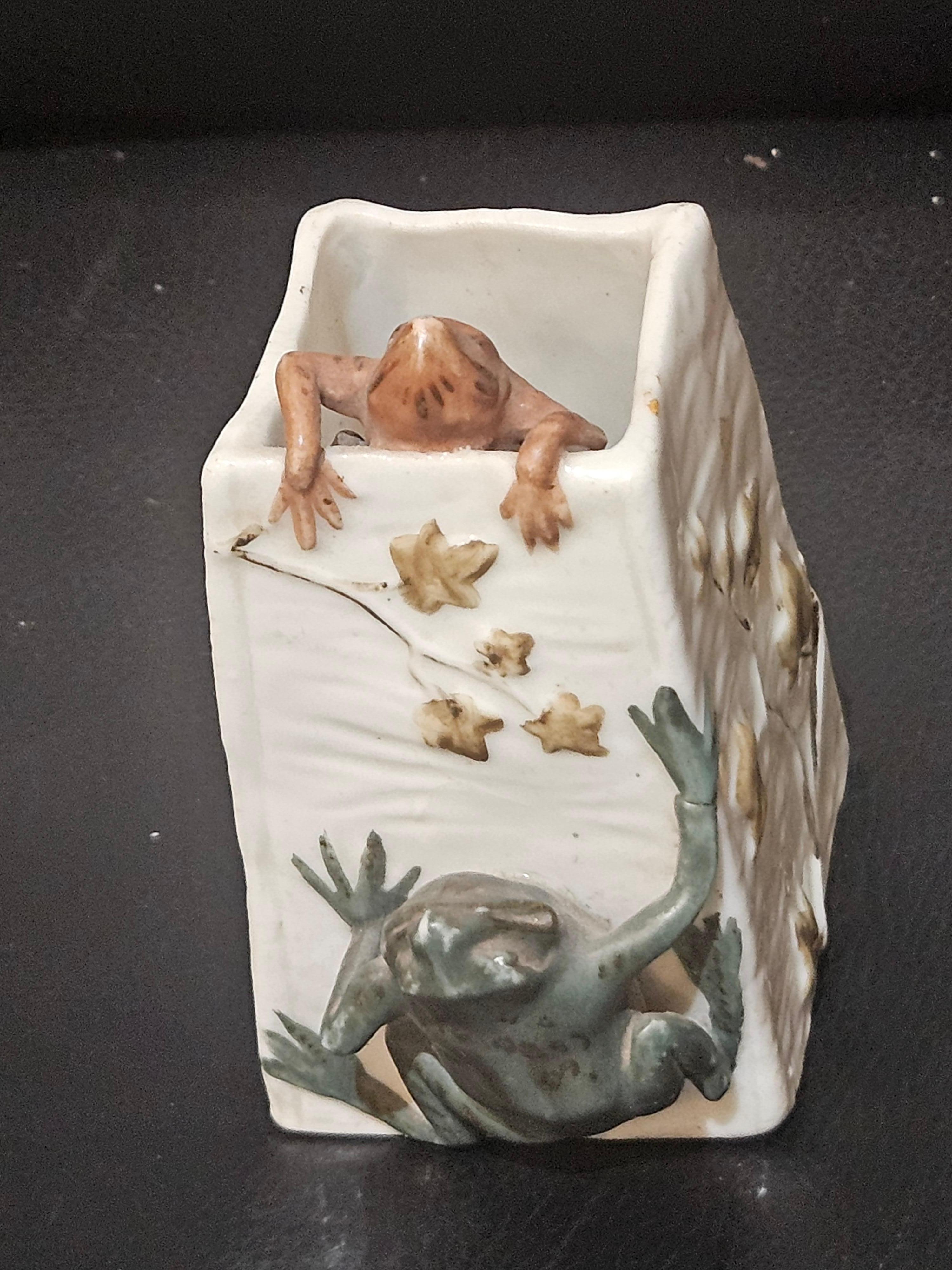 Lovely Rare Beautiful Rare Original Italian Porcelain Frog Vase In Good Condition For Sale In New York, NY