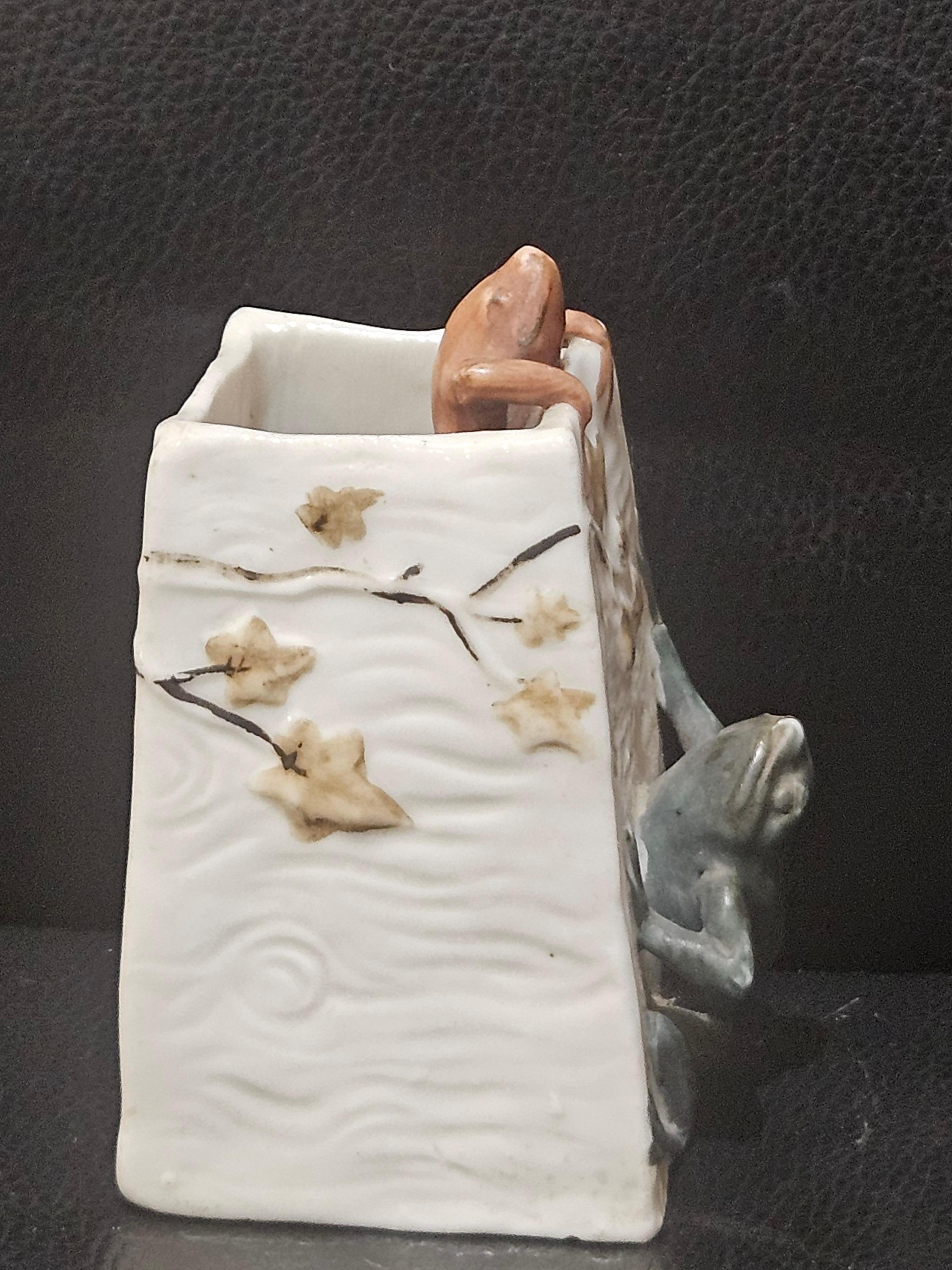 Lovely Rare Beautiful Rare Original Italian Porcelain Frog Vase For Sale 1