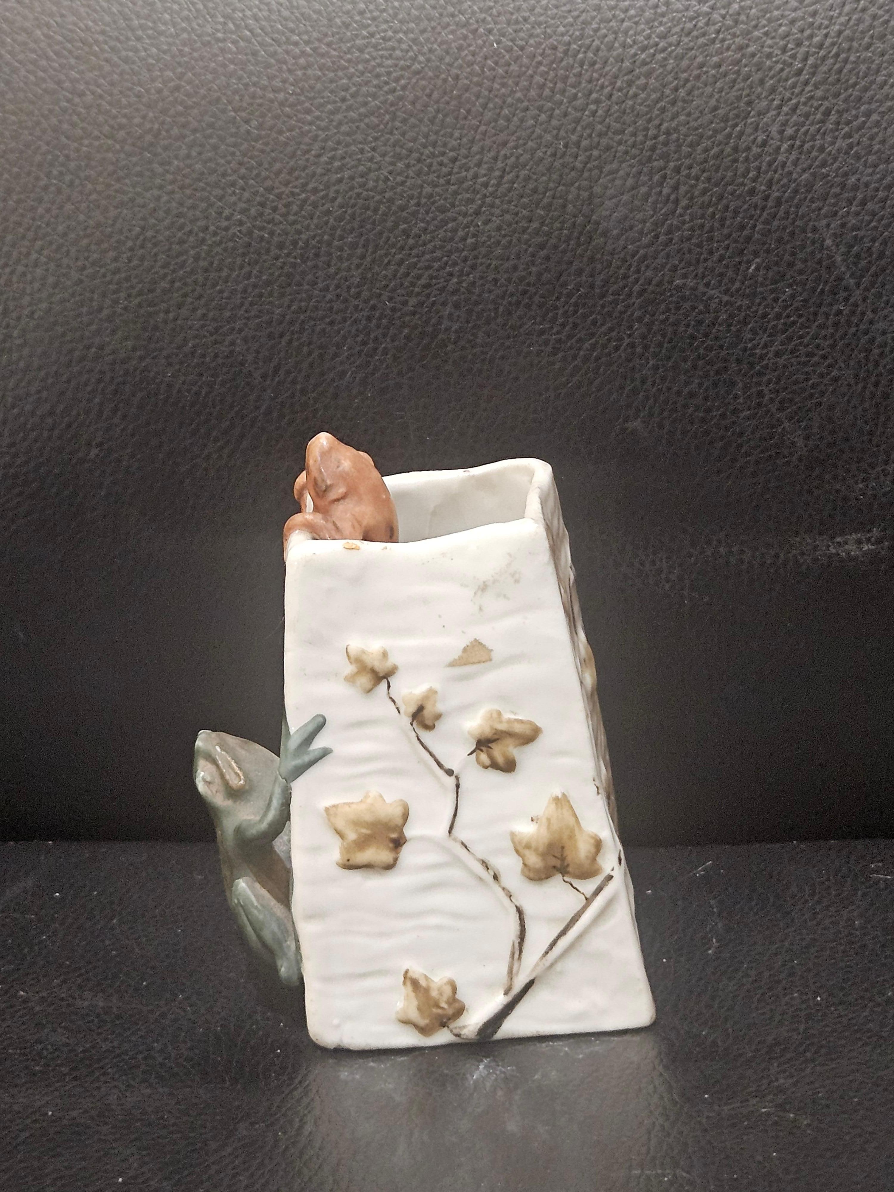 Lovely Rare Beautiful Rare Original Italian Porcelain Frog Vase For Sale 2