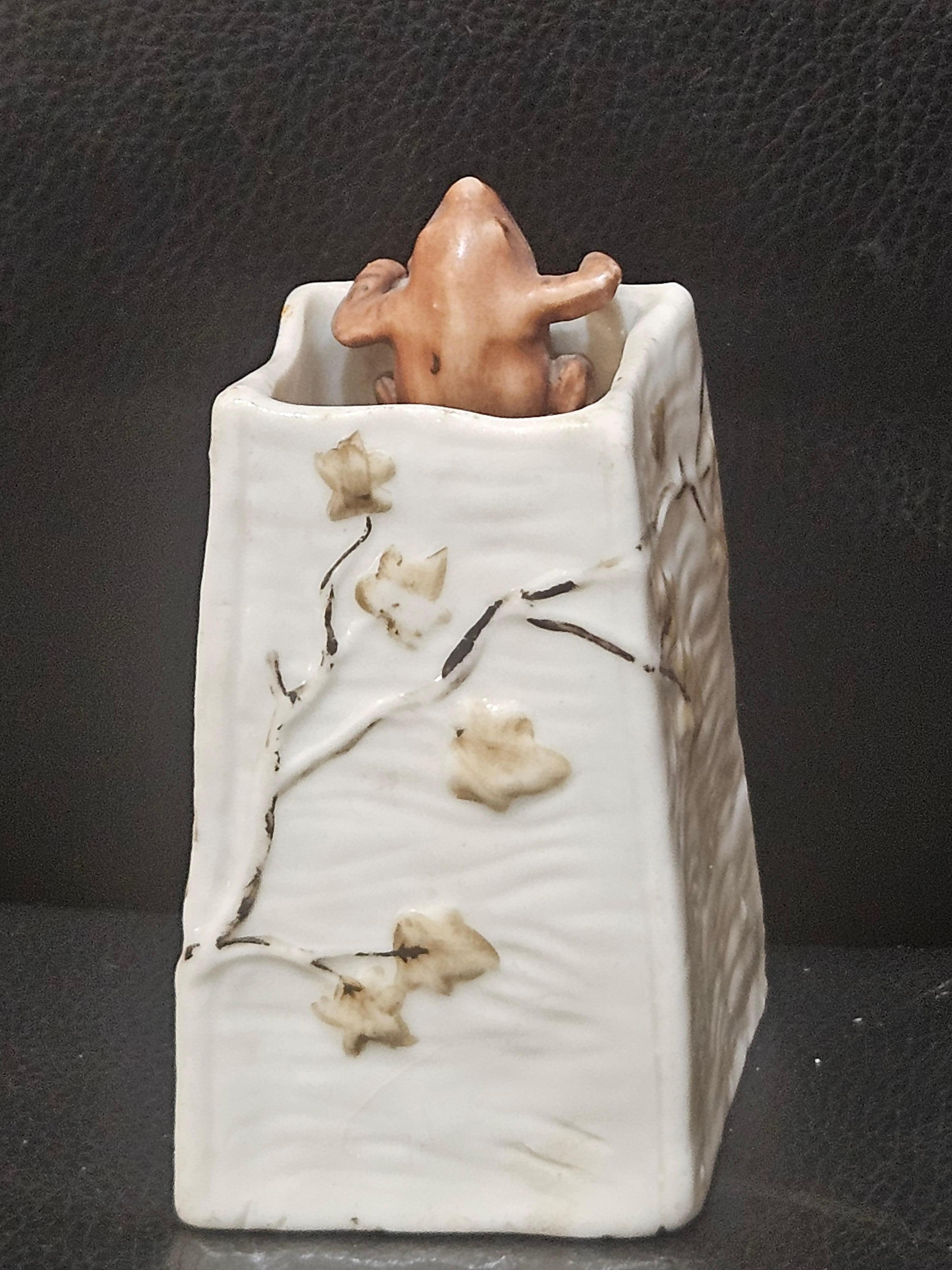 Lovely Rare Beautiful Rare Original Italian Porcelain Frog Vase For Sale 3