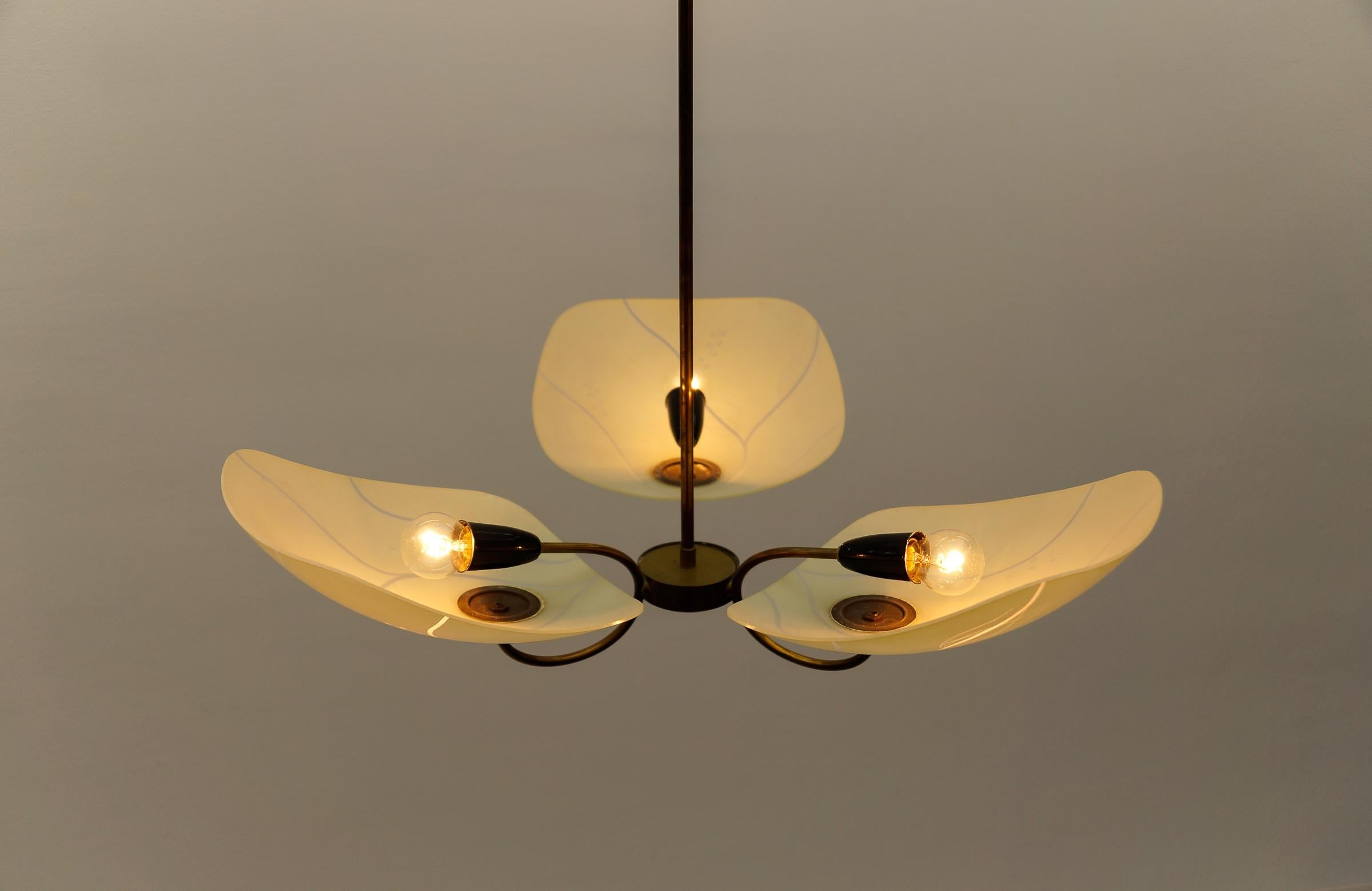 Schöne, seltene, 3-armige Mid-Century-Modern-Hängelampe aus Messing, 1950er Jahre, Italien 5
