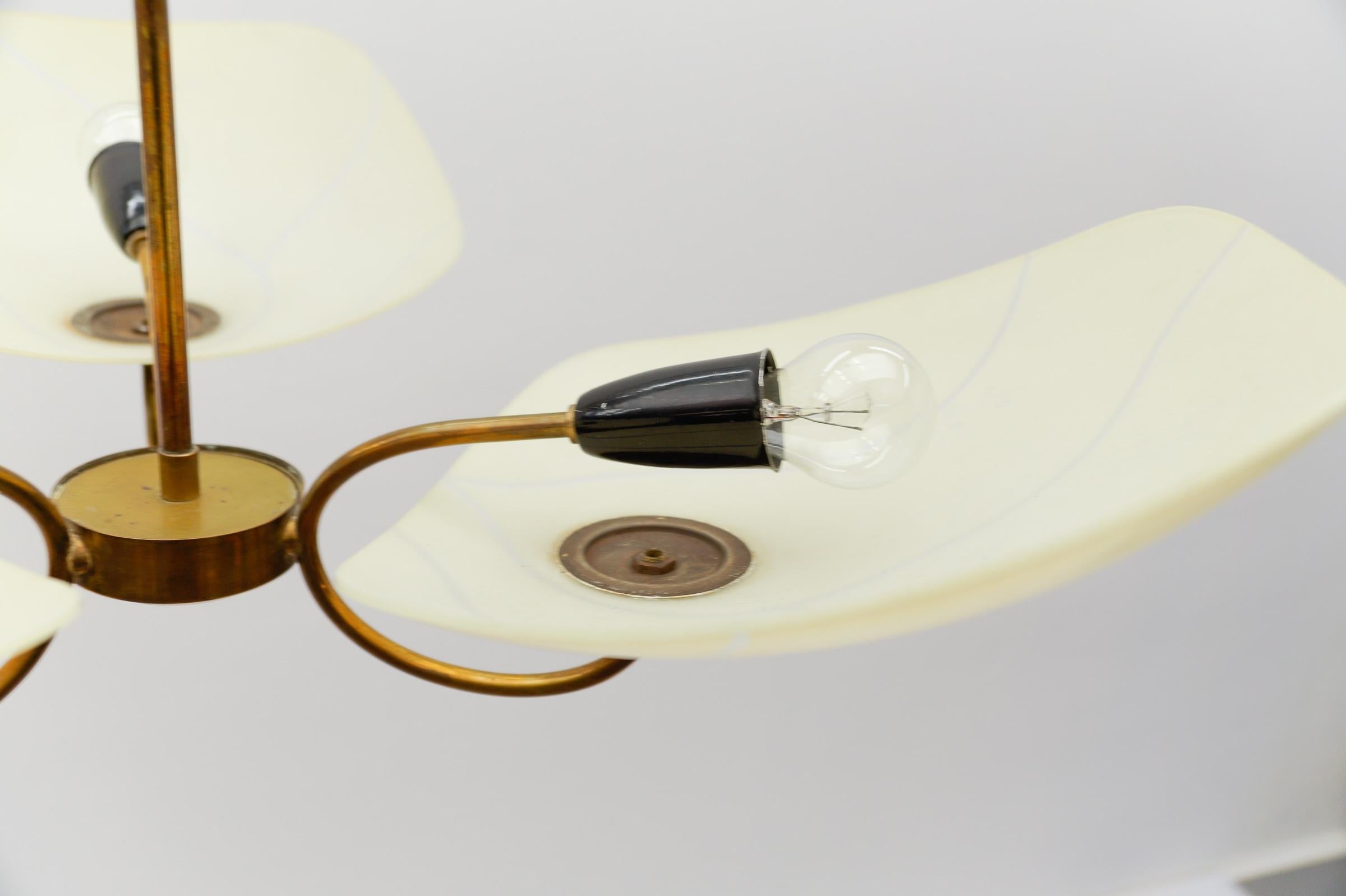 Schöne, seltene, 3-armige Mid-Century-Modern-Hängelampe aus Messing, 1950er Jahre, Italien 7