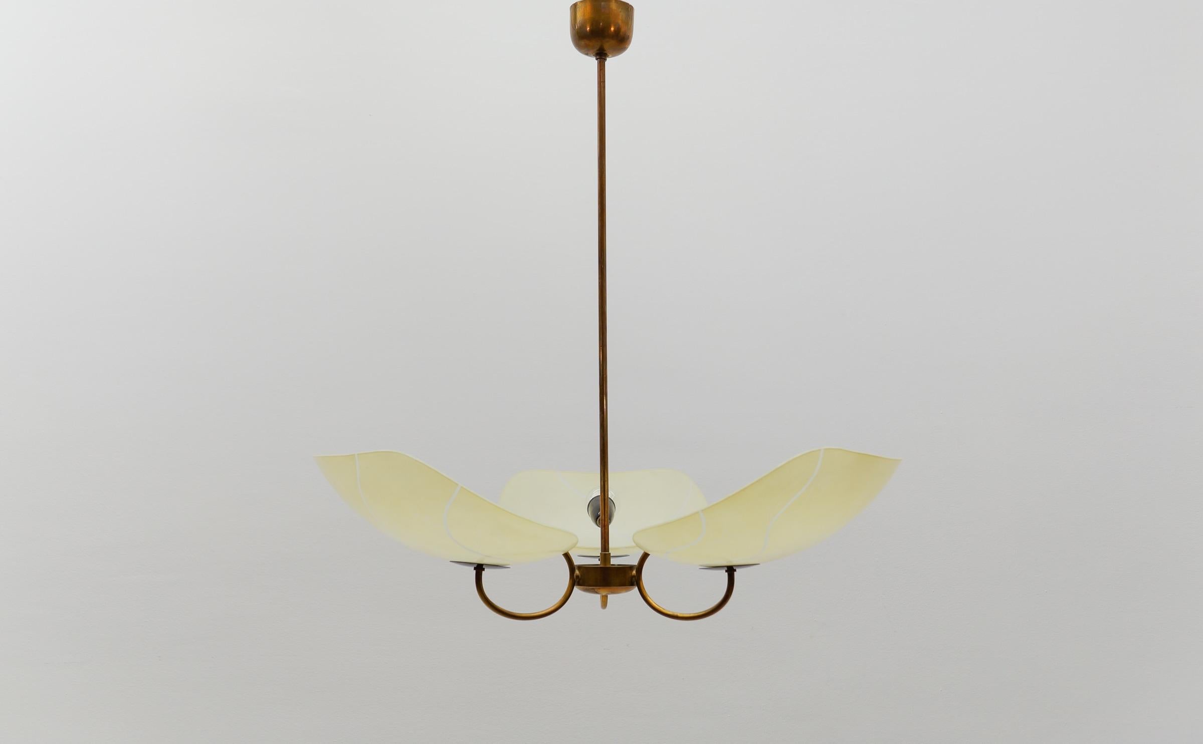 Schöne, seltene, 3-armige Mid-Century-Modern-Hängelampe aus Messing, 1950er Jahre, Italien

Seltene und elegante Deckenlampe aus der Mitte des Jahrhunderts, 1950er Jahre. Ausgeführt in Glas, Messing und Metall.

Die Lampe ist mit 3 x E14 Edison