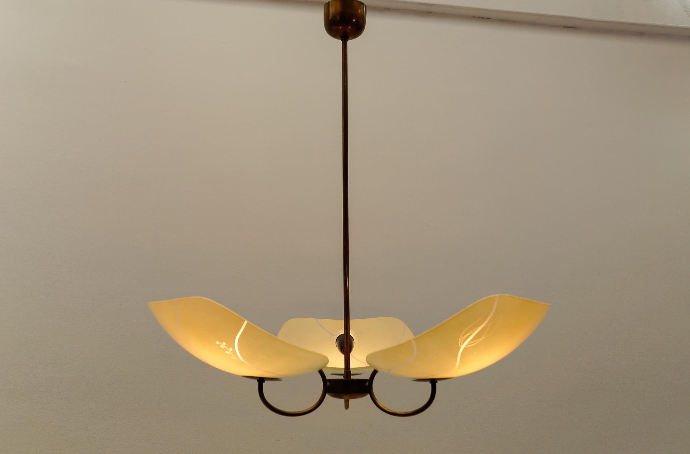 Schöne, seltene, 3-armige Mid-Century-Modern-Hängelampe aus Messing, 1950er Jahre, Italien (Moderne der Mitte des Jahrhunderts)