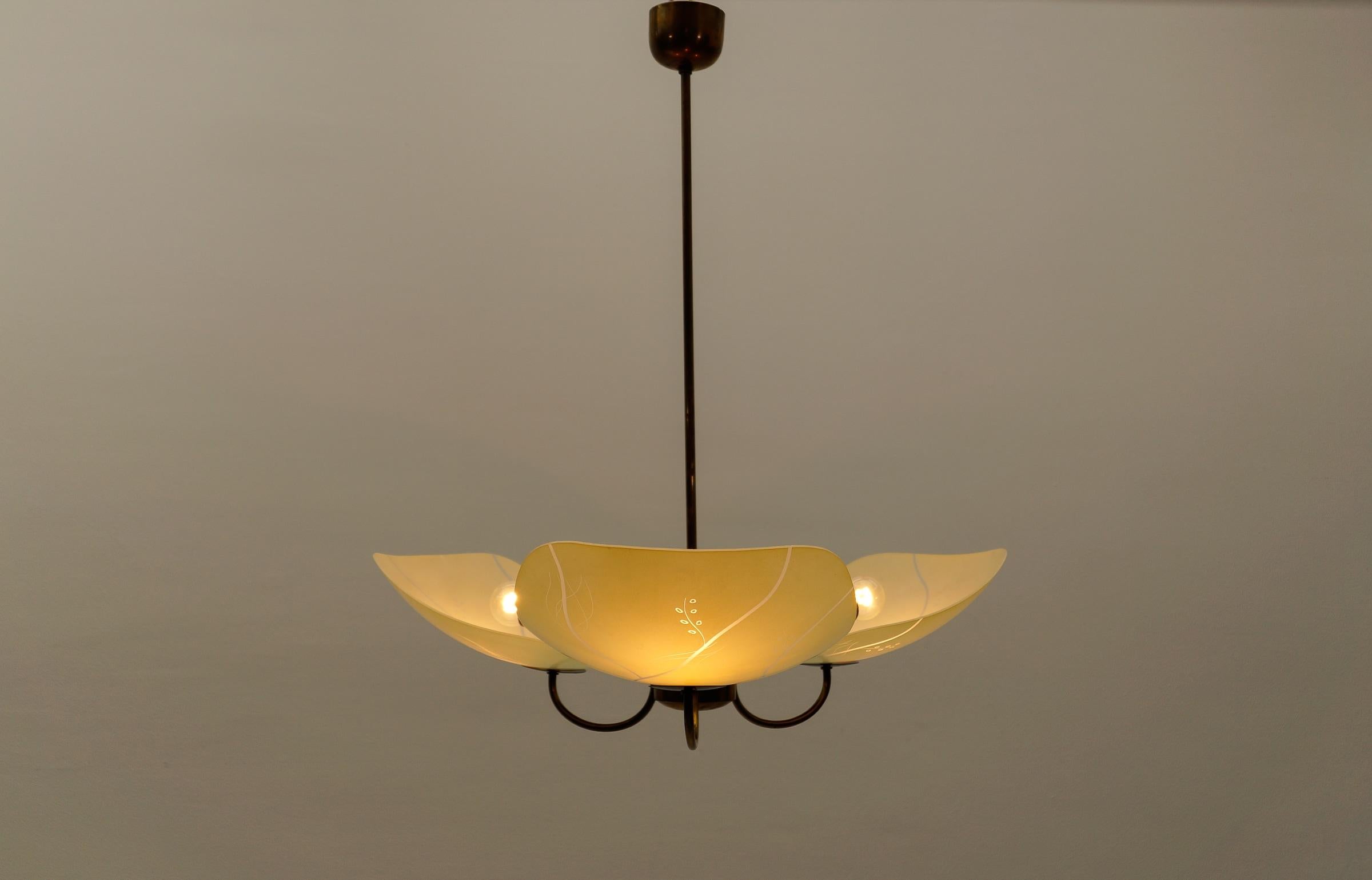 Schöne, seltene, 3-armige Mid-Century-Modern-Hängelampe aus Messing, 1950er Jahre, Italien im Zustand „Gut“ in Nürnberg, Bayern