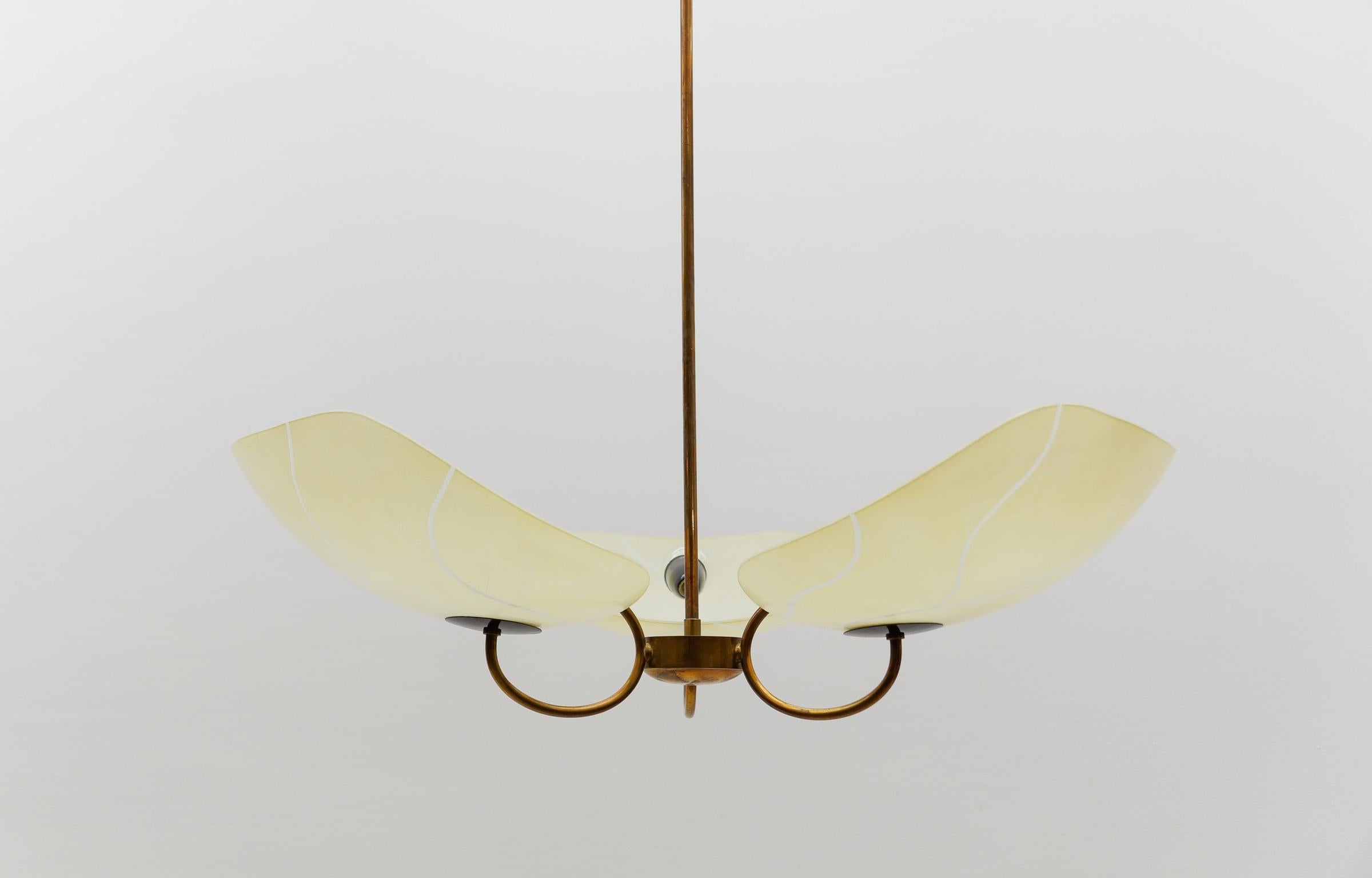 Schöne, seltene, 3-armige Mid-Century-Modern-Hängelampe aus Messing, 1950er Jahre, Italien 1