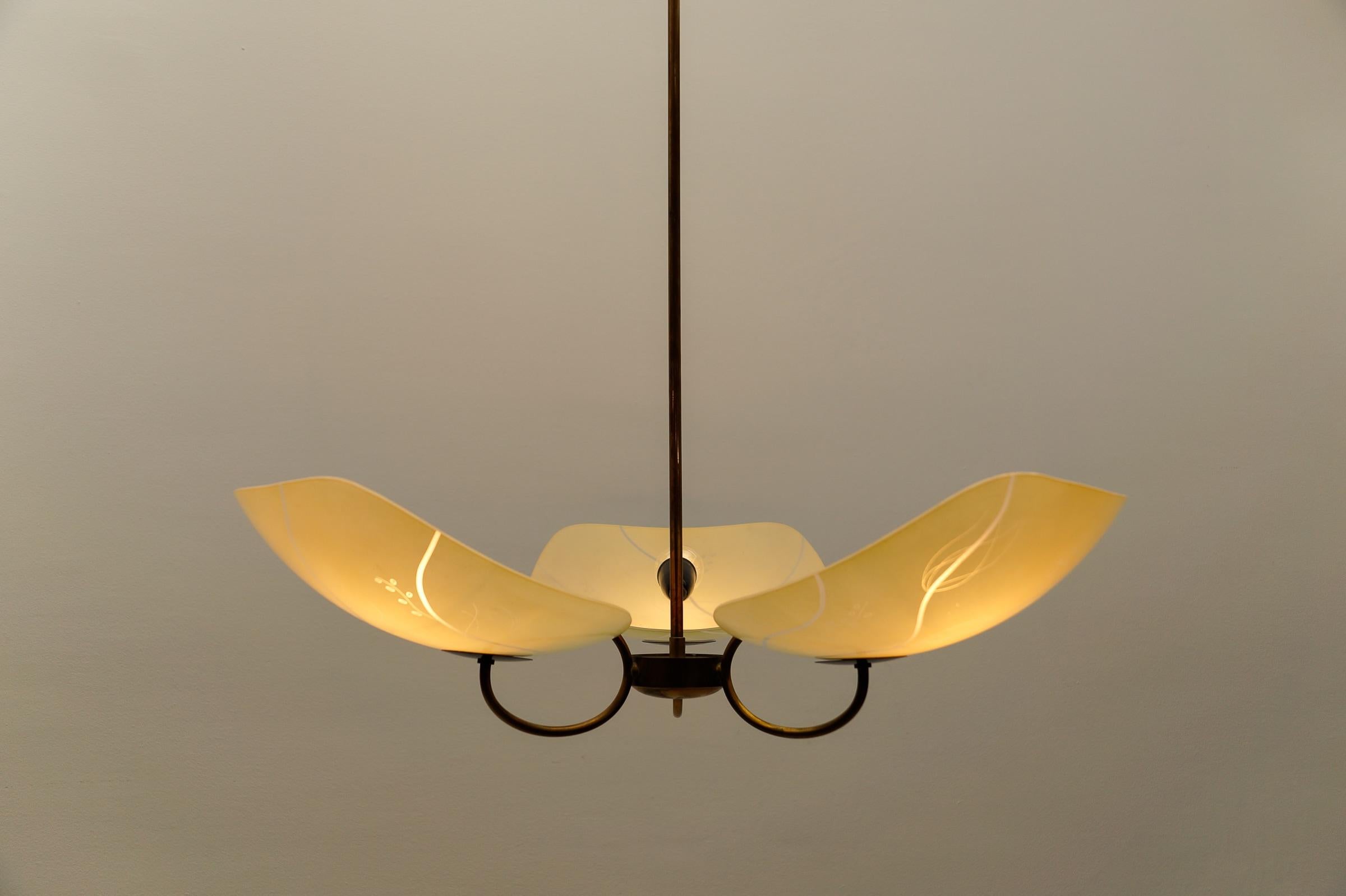 Schöne, seltene, 3-armige Mid-Century-Modern-Hängelampe aus Messing, 1950er Jahre, Italien 2