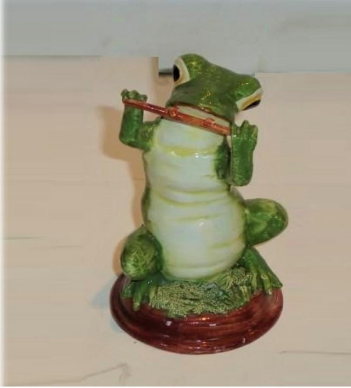 20th Century  Lovely Rare Set of 3 Beautiful Rare Original Italian Porcelain Musical Frogs  For Sale