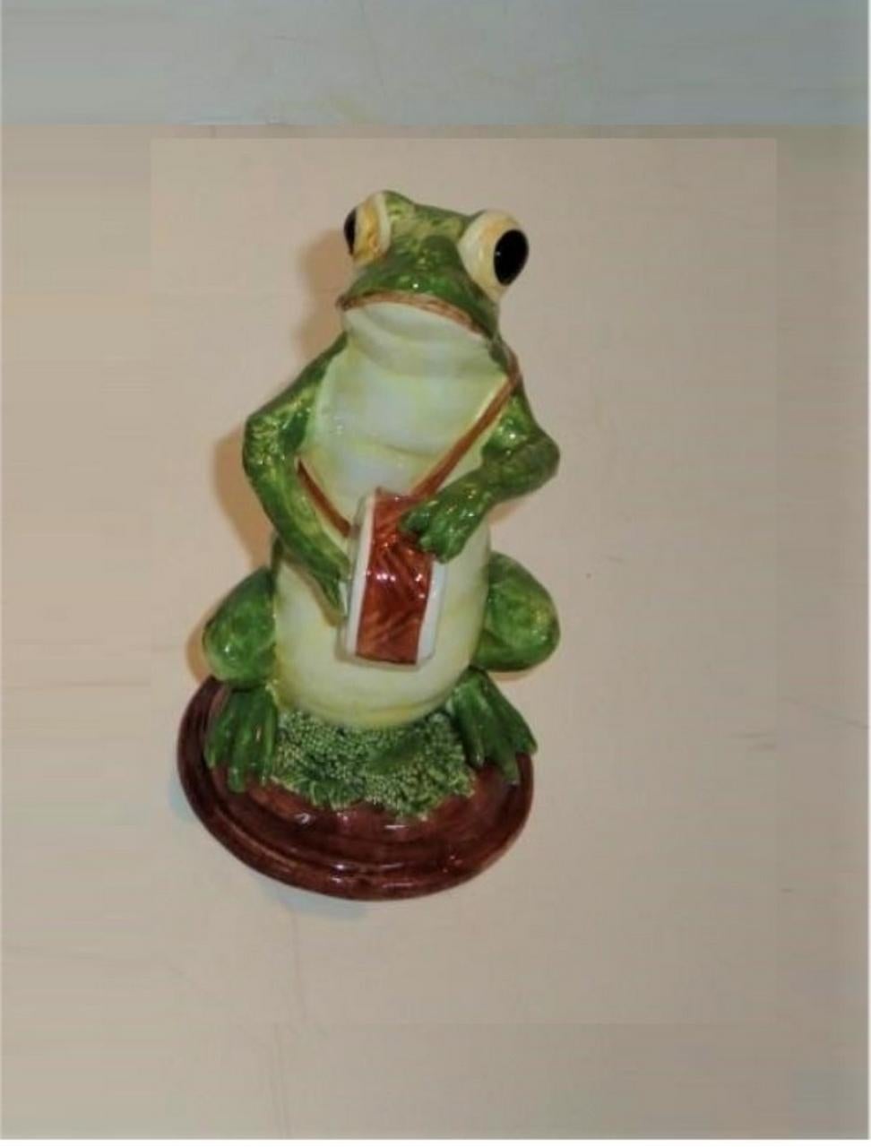 Les articles suivants que nous offrons sont un Rare Beautiful Estate Two Piece Set of Musical Group of Frogs playing Musical Instruments, Each signed Italy !!! (Le joueur de flûte a déjà été vendu). Magnifiquement réalisé dans la qualité et les