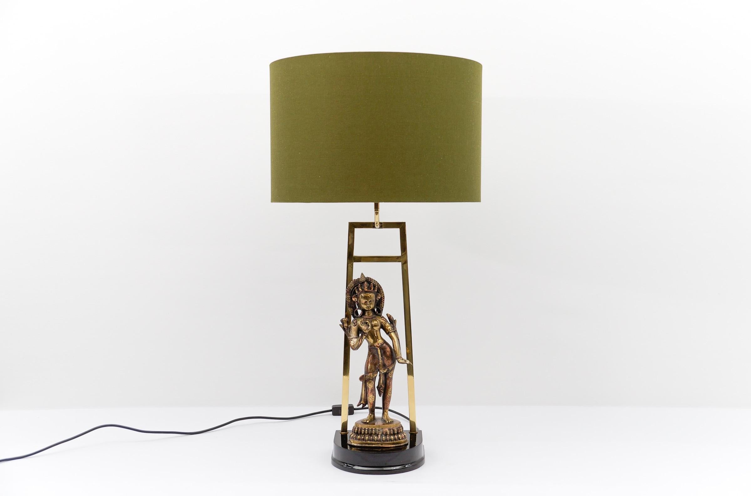 La escultura en sí mide 37 cm de alto y 16 cm de ancho.

Muy elegante y bonita. 

Totalmente funcional. 

La foto con la pantalla es meramente ilustrativa, la base de la lámpara viene sin la pantalla.

La altura con la pantalla de ejemplo es de 86