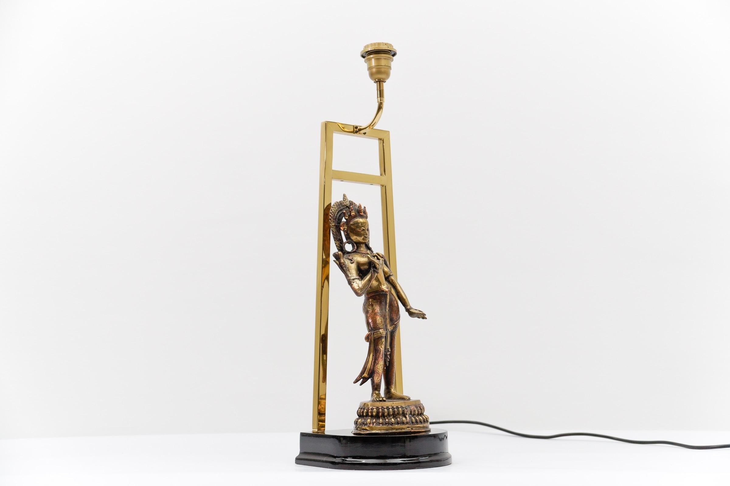Preciosa y rara lámpara de sobremesa con estatua de Buda de Tara, Moderna de mediados de siglo 1960 Metal en venta