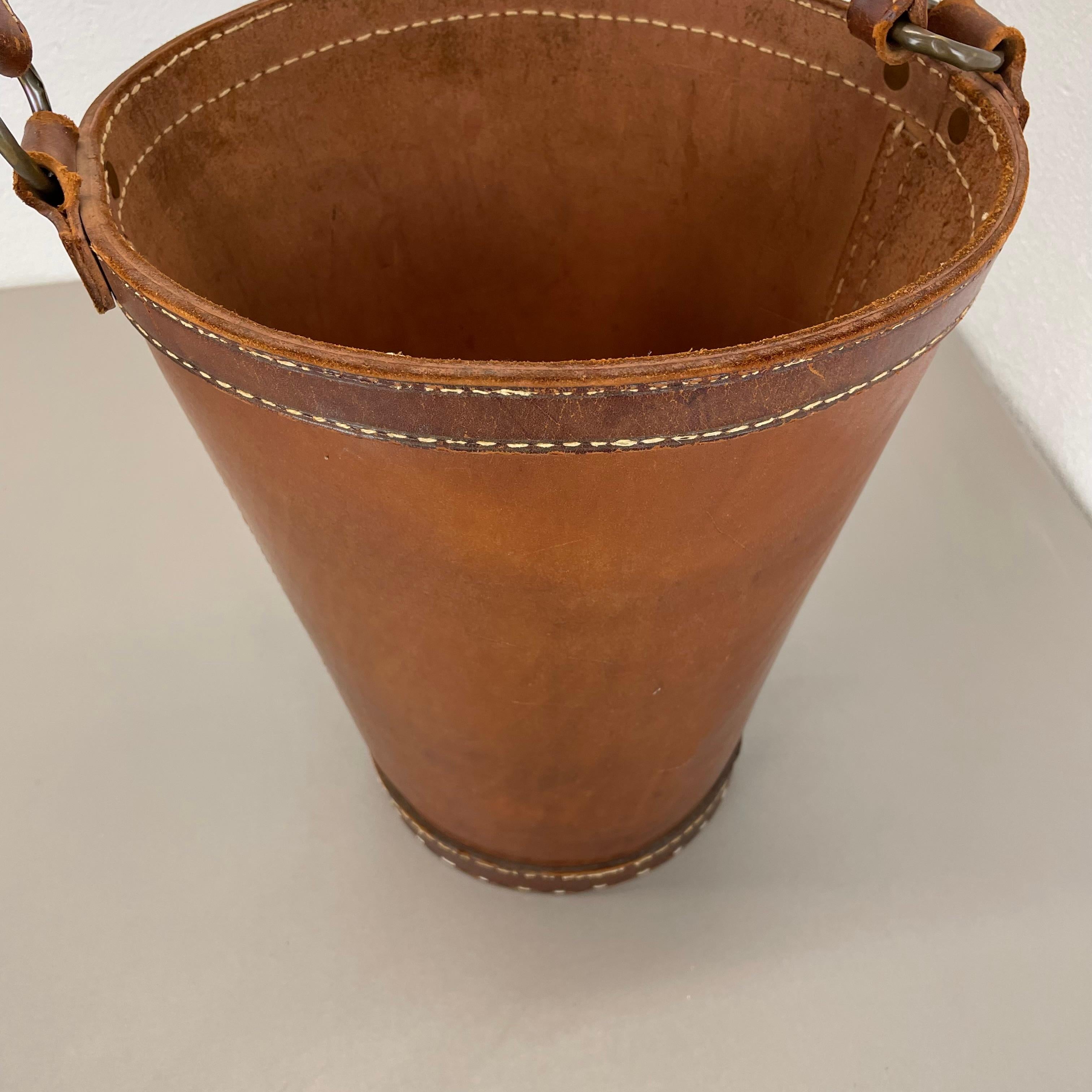 schöner Papierkorb aus braunem Leder im Auböck-Stil, Deutschland 1950er Jahre im Angebot 7