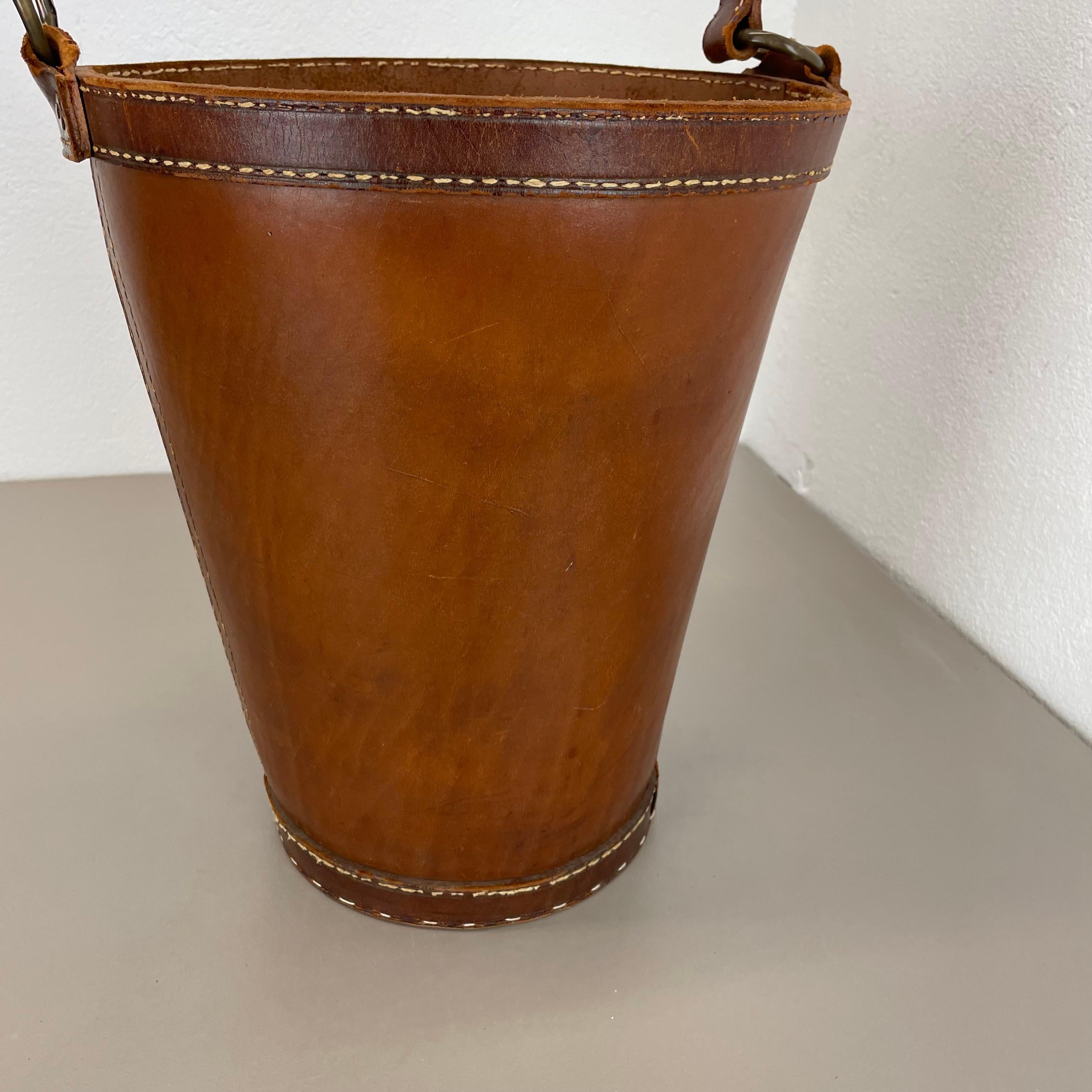 schöner Papierkorb aus braunem Leder im Auböck-Stil, Deutschland 1950er Jahre im Angebot 9
