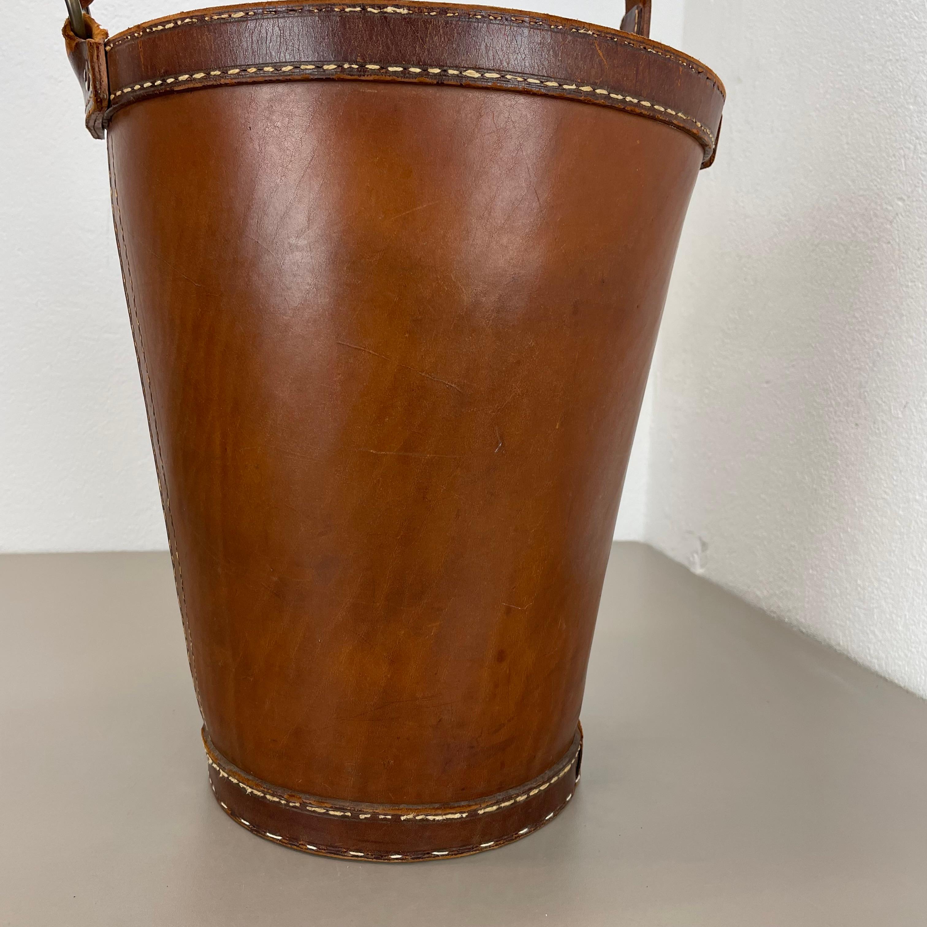 schöner Papierkorb aus braunem Leder im Auböck-Stil, Deutschland 1950er Jahre im Angebot 10