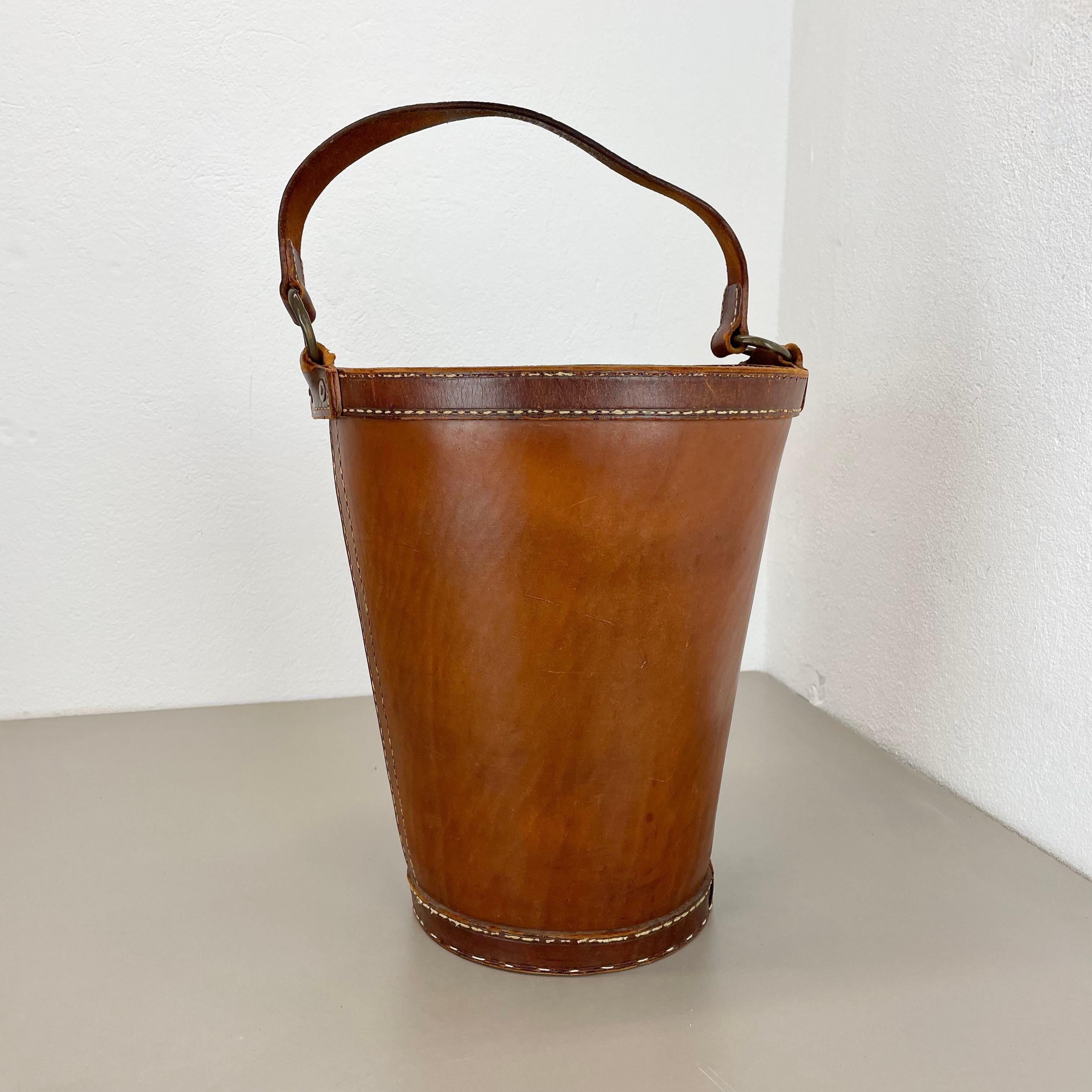 schöner Papierkorb aus braunem Leder im Auböck-Stil, Deutschland 1950er Jahre im Angebot 11