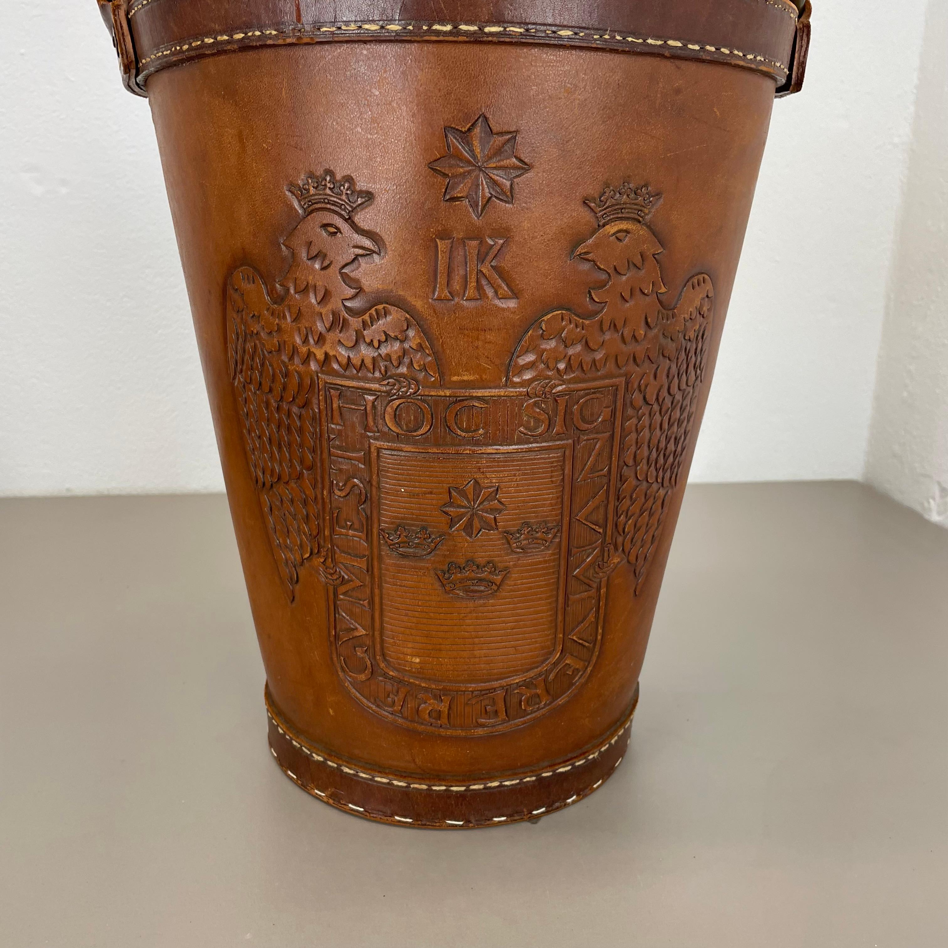 schöner Papierkorb aus braunem Leder im Auböck-Stil, Deutschland 1950er Jahre (20. Jahrhundert) im Angebot