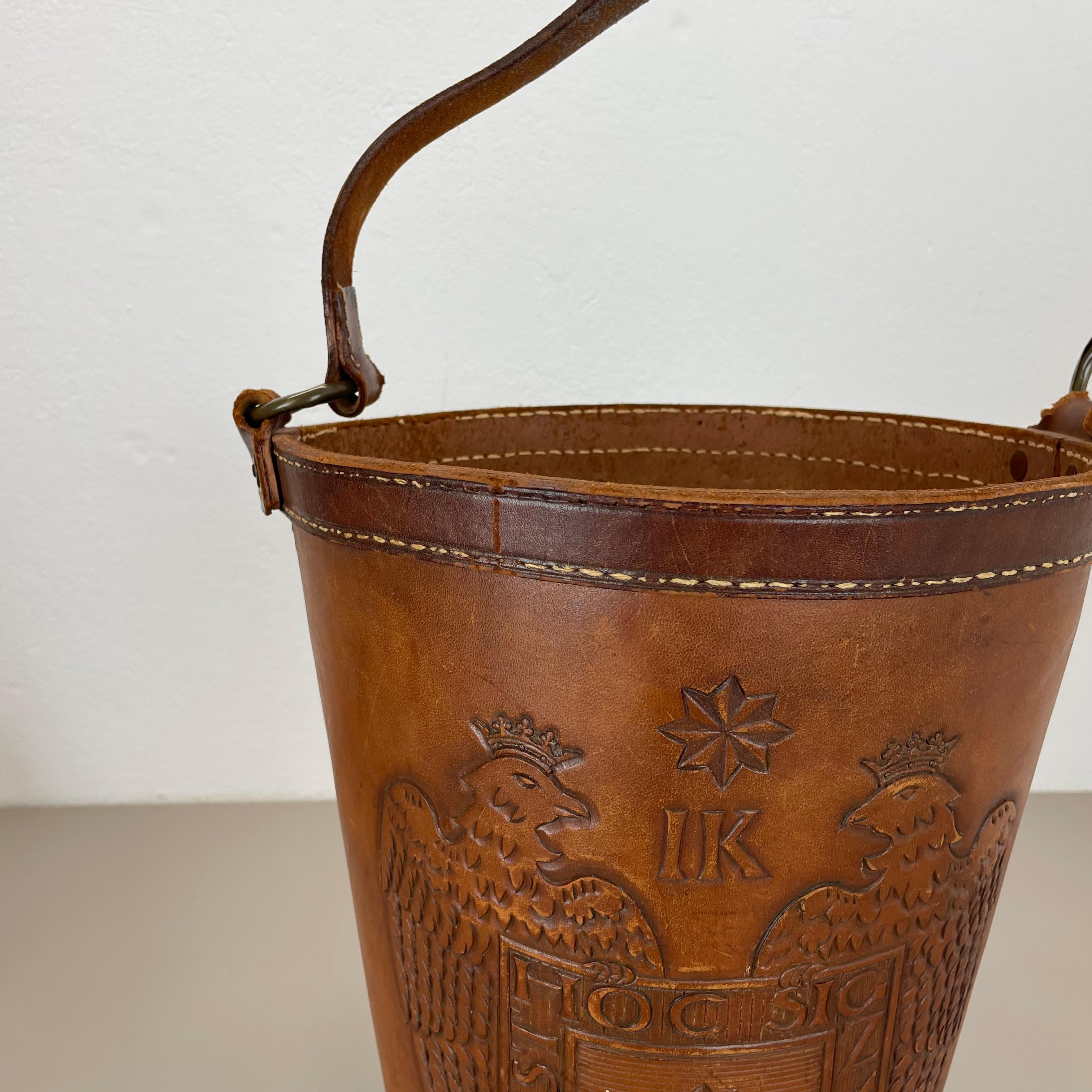 schöner Papierkorb aus braunem Leder im Auböck-Stil, Deutschland 1950er Jahre im Angebot 1