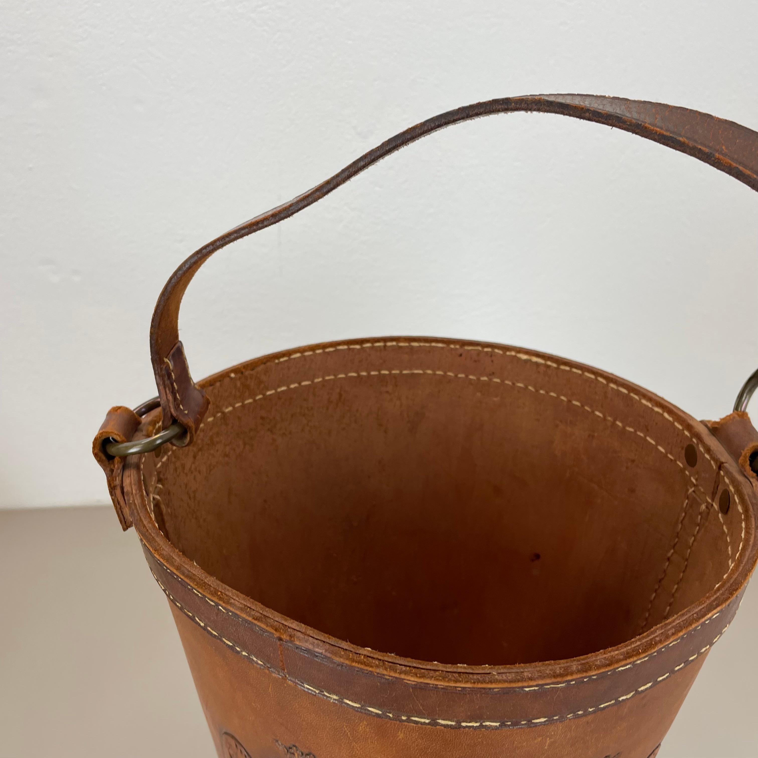 schöner Papierkorb aus braunem Leder im Auböck-Stil, Deutschland 1950er Jahre im Angebot 2