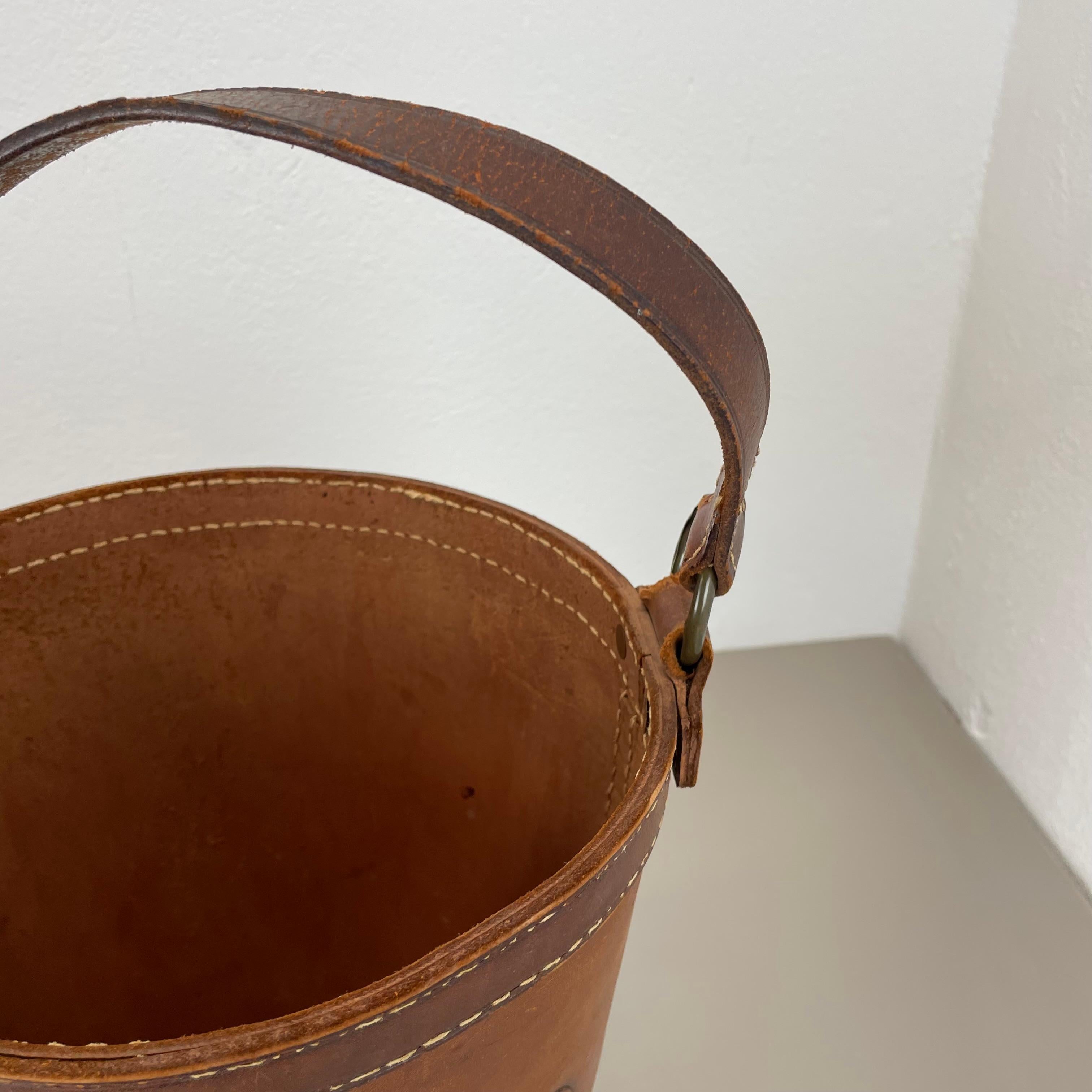 schöner Papierkorb aus braunem Leder im Auböck-Stil, Deutschland 1950er Jahre im Angebot 3