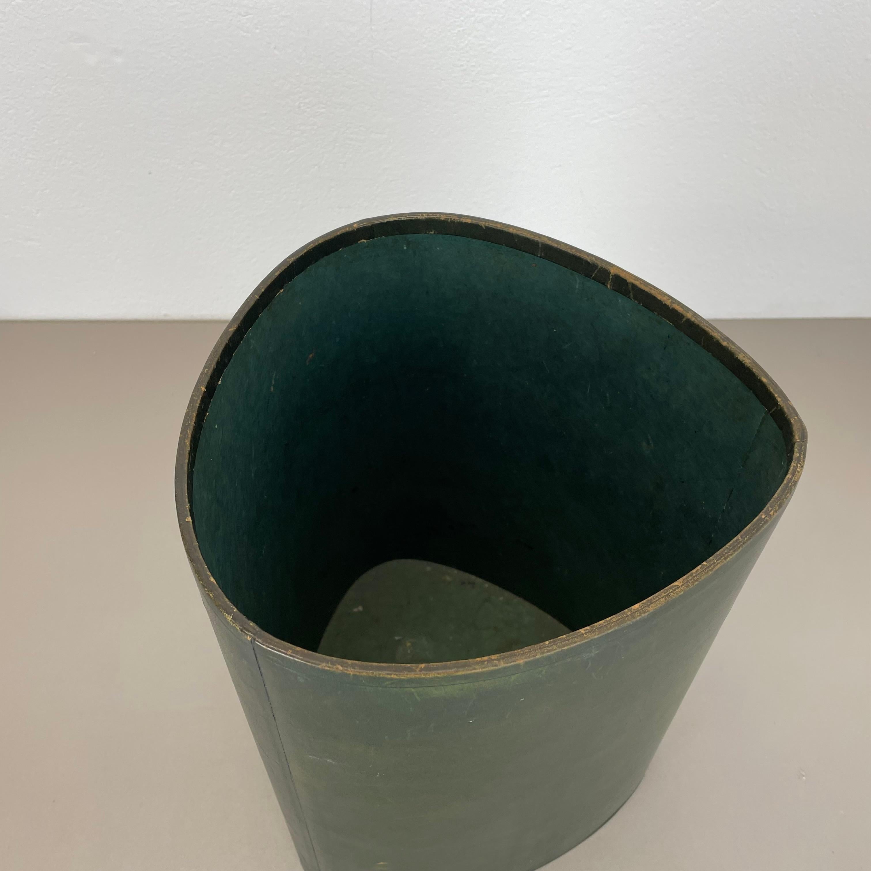 lovely real green leather paper bin basket Auböck Style, Germany 1970s In Good Condition For Sale In Kirchlengern, DE