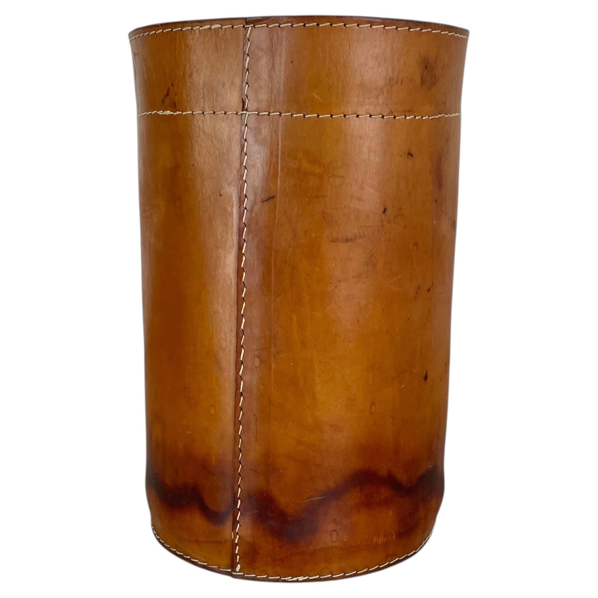 Preciosa papelera de cuero auténtico de Torben Ørskov & Co (Dinamarca), década de los 60