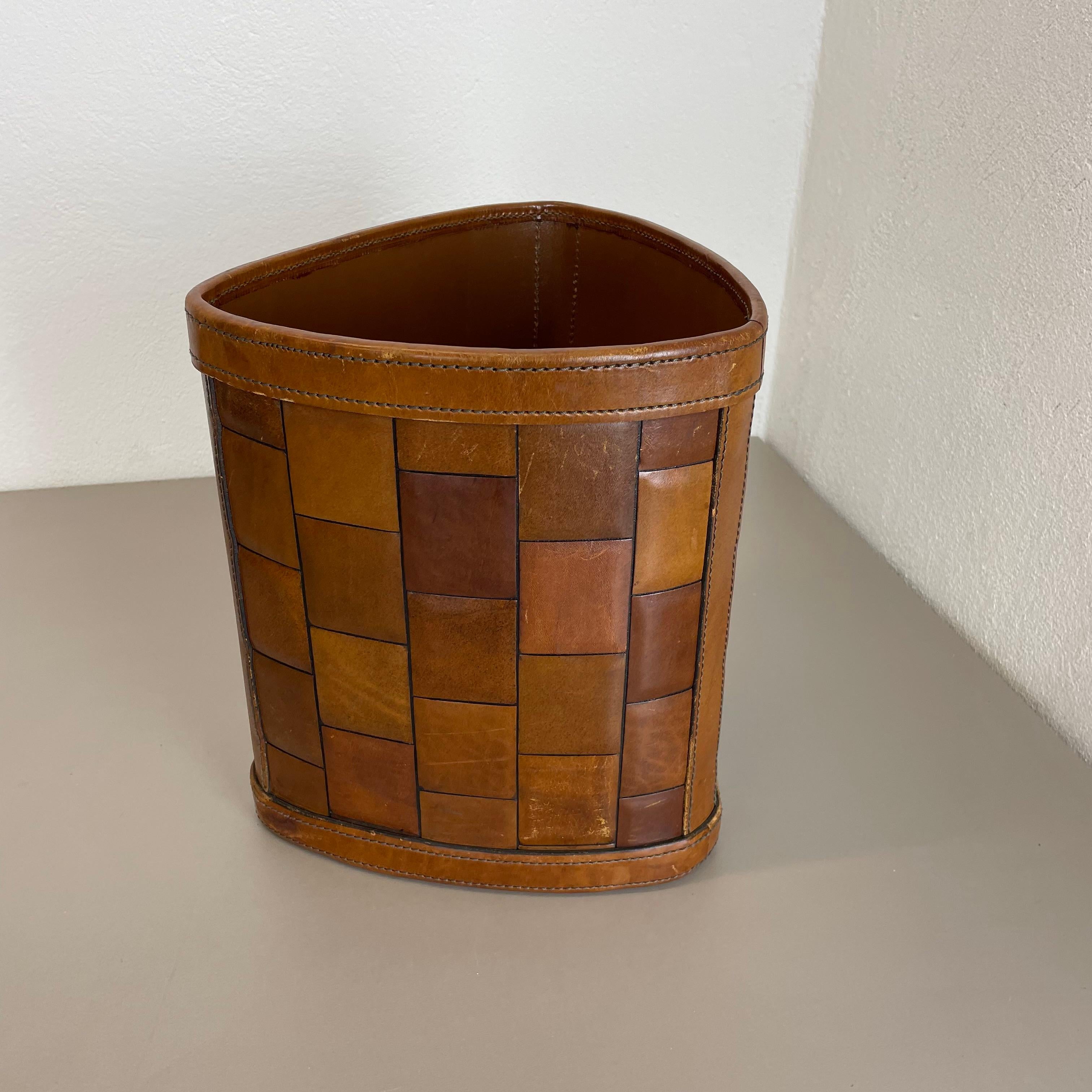 lovely real leather PATCHWORK paper bin basket Auböck Style, Germany 1960s In Good Condition For Sale In Kirchlengern, DE