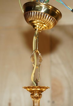 LOVELY RECCAGNI MADE IN ITALY BRASS & FROSTED GLASS FIVE CANDLE LIGHT CHANDELiER