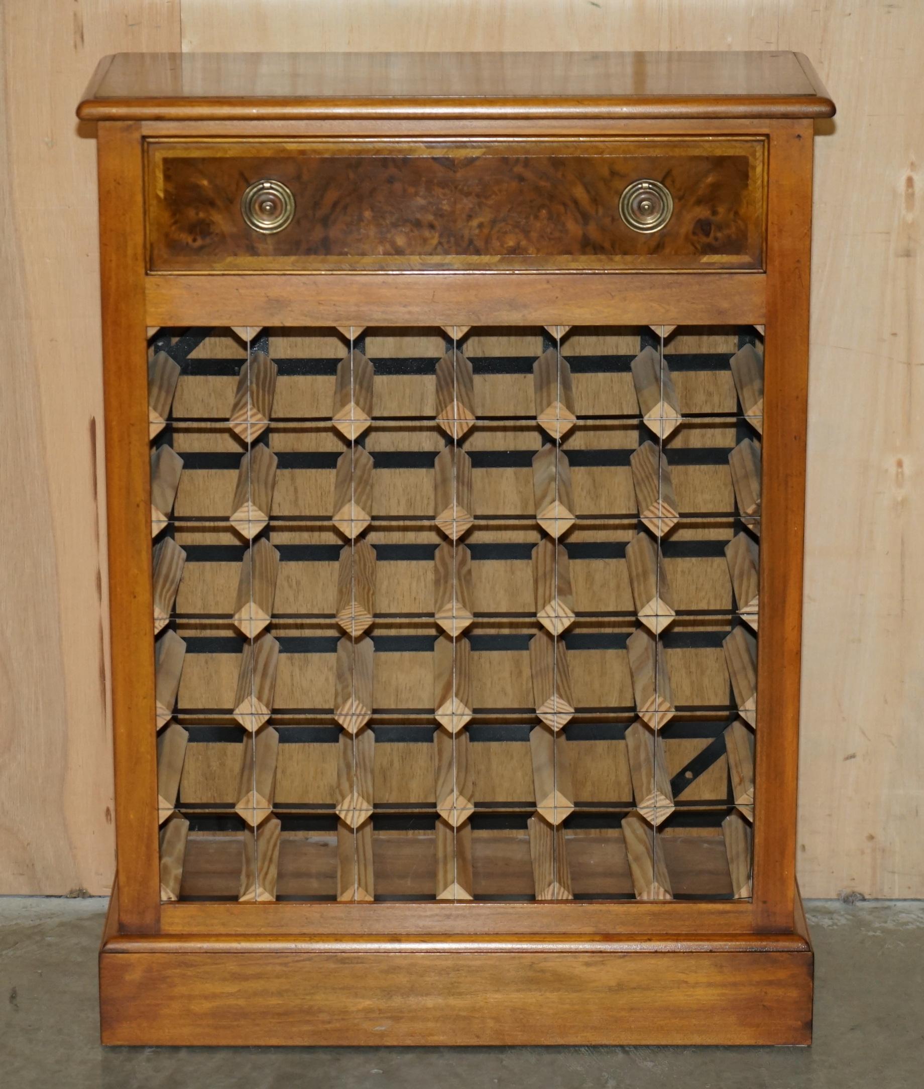 Casa Reale Antiquariato

Royal House Antiques è lieta di offrire in vendita questo portabottiglie vintage di medie dimensioni in radica di noce con 36 bottiglie e un unico cassetto superiore.

Tieni presente che le spese di spedizione indicate sono