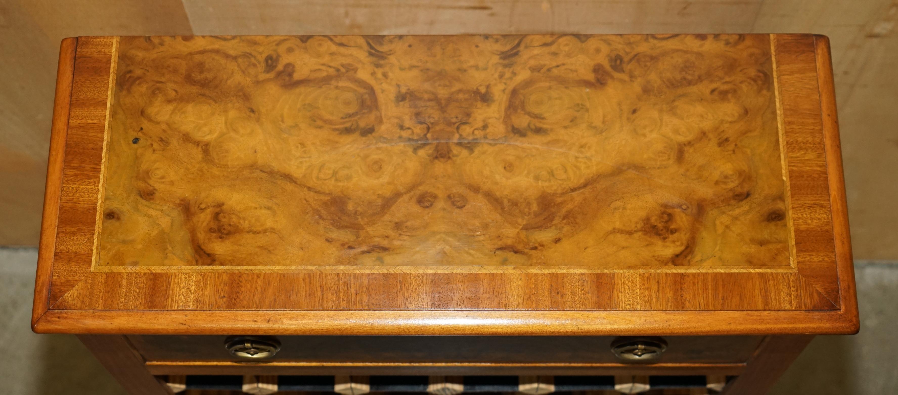 Mid-Century moderno LOVELY RECLAIMED BURR WALNUT 36 BOTTLE WINE CHAMPAGNE RACK SiDEBOARD WITH DRAWER in vendita