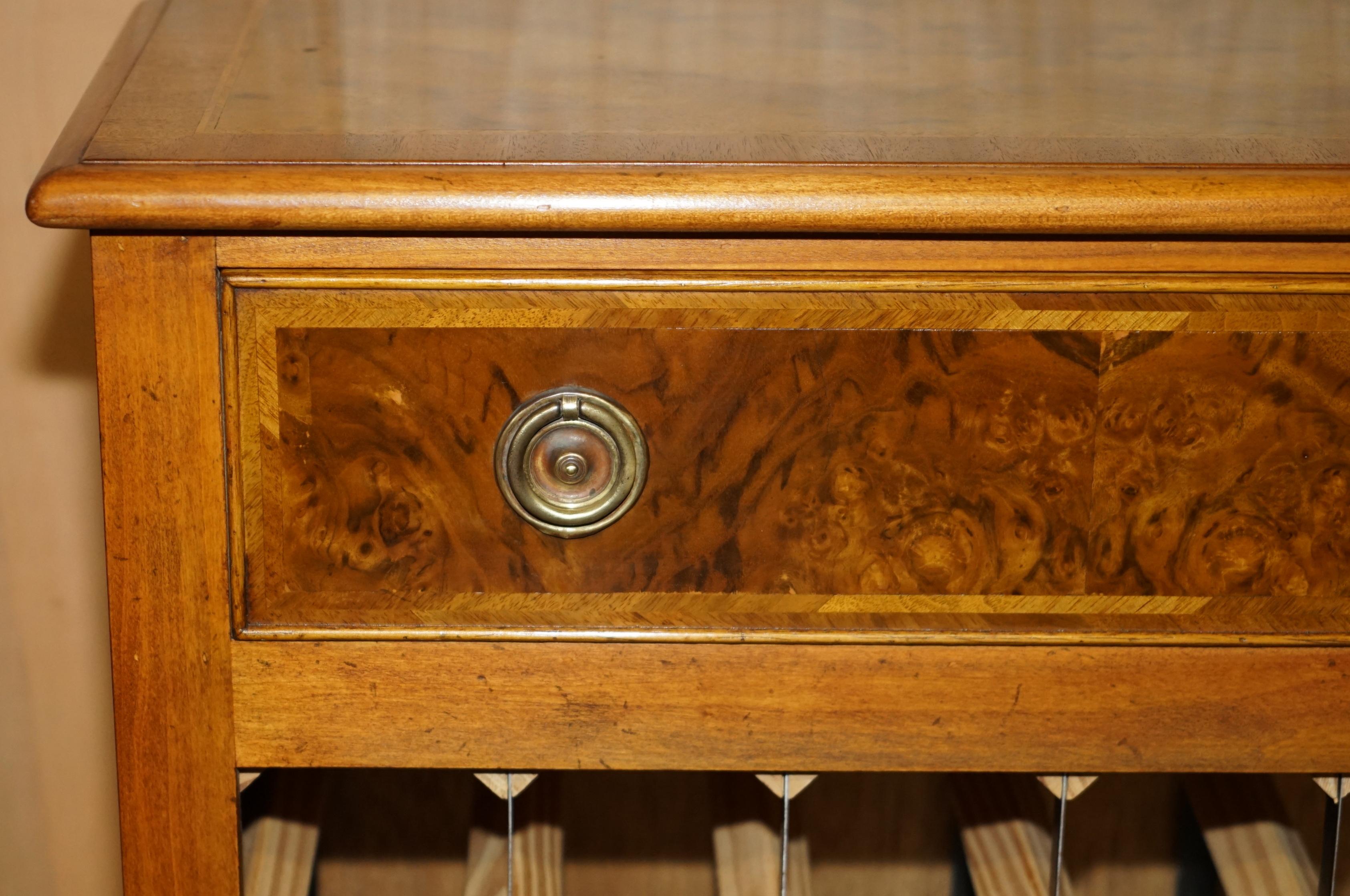 LOVELY RECLAIMED BURR WALNUT 36 BOTTLE WINE CHAMPAGNE RACK SiDEBOARD WITH DRAWER In condizioni buone in vendita a West Sussex, Pulborough