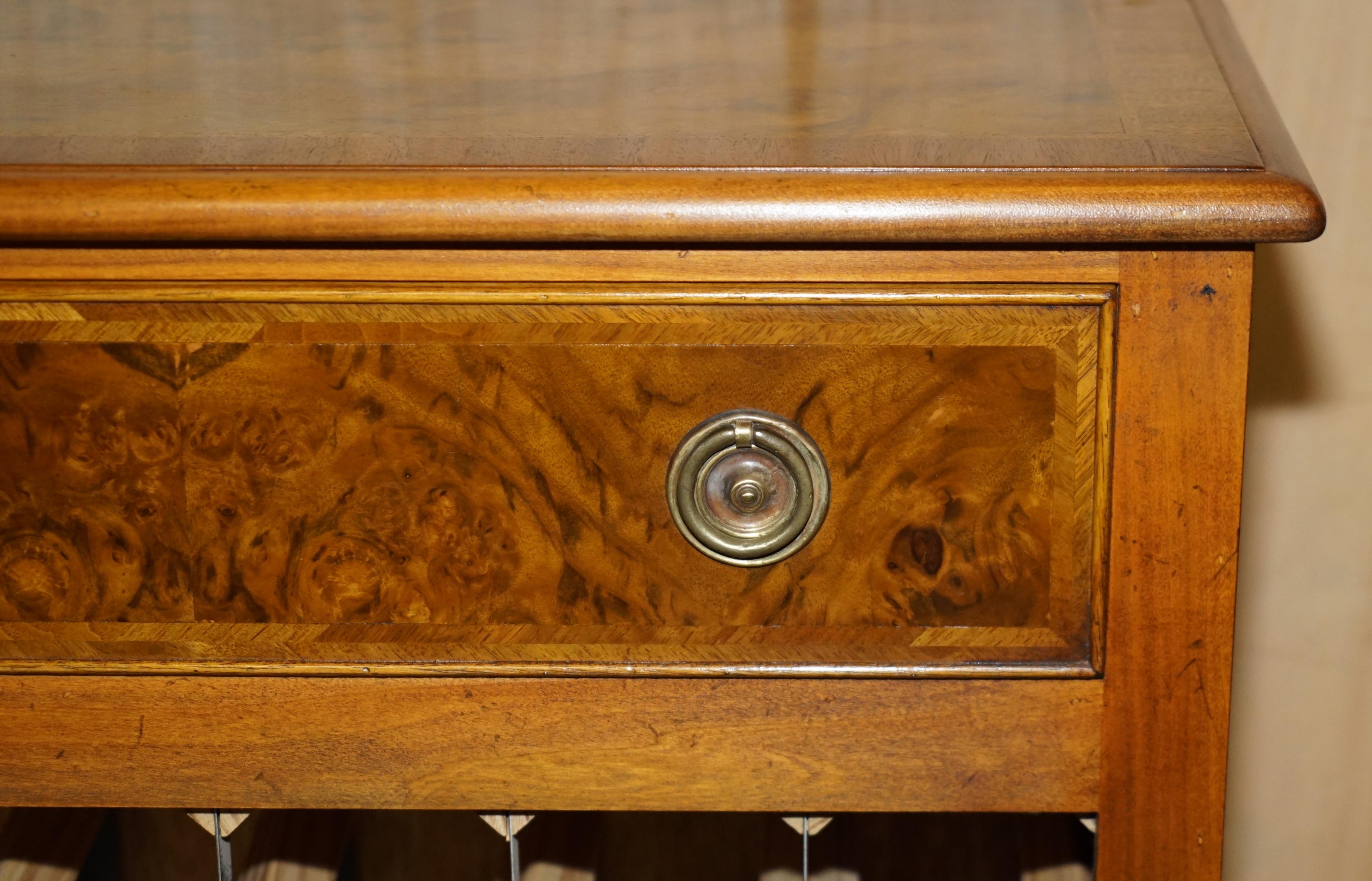 XX secolo LOVELY RECLAIMED BURR WALNUT 36 BOTTLE WINE CHAMPAGNE RACK SiDEBOARD WITH DRAWER in vendita