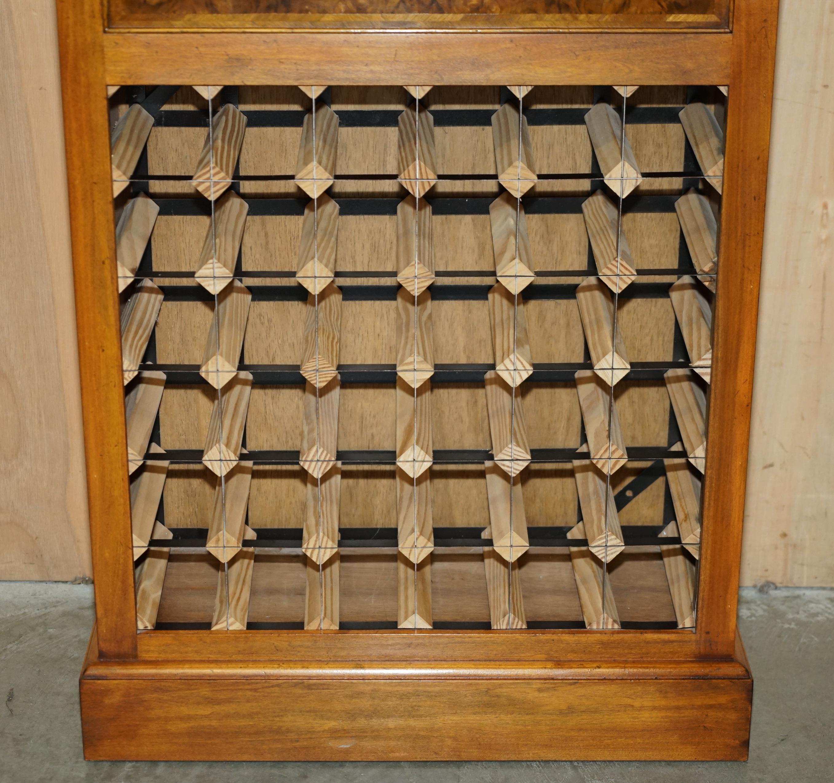 Noce LOVELY RECLAIMED BURR WALNUT 36 BOTTLE WINE CHAMPAGNE RACK SiDEBOARD WITH DRAWER in vendita