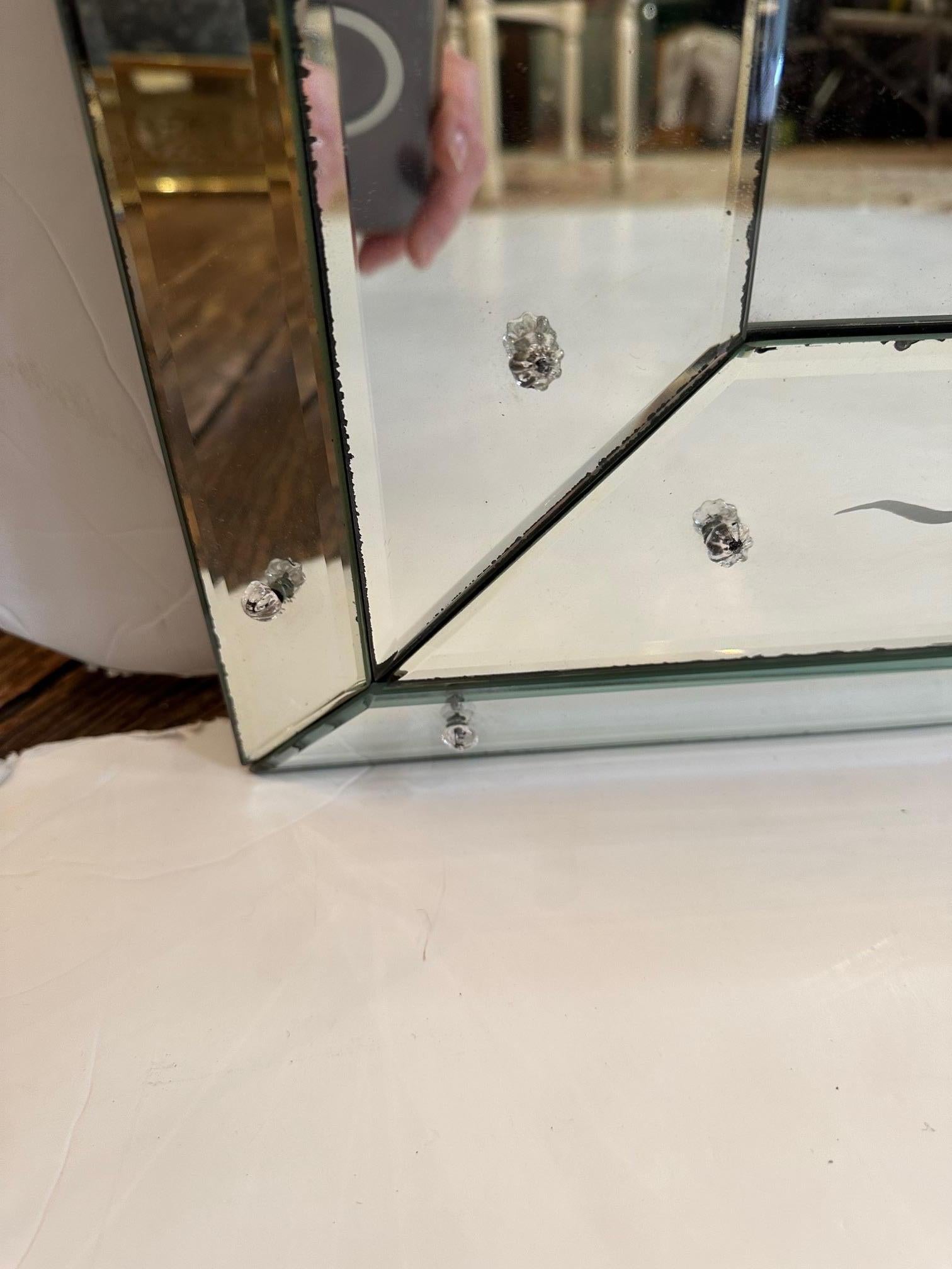 Ravissant miroir rectangulaire gravé vintage Bon état - En vente à Hopewell, NJ