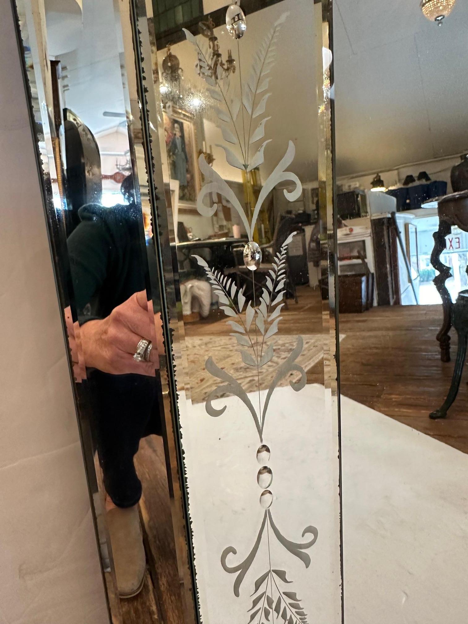 Milieu du XXe siècle Ravissant miroir rectangulaire gravé vintage en vente