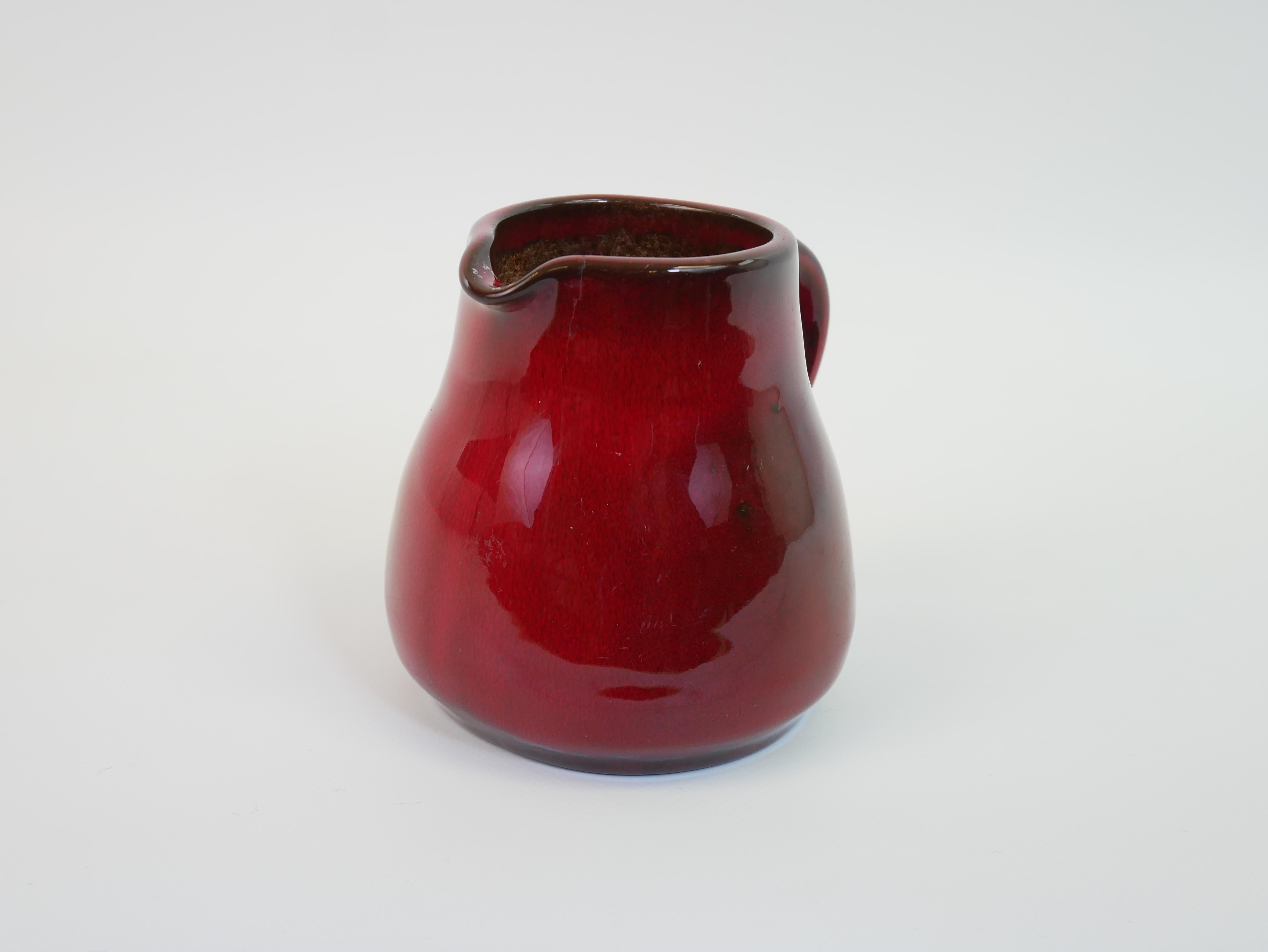 Ravissant pichet rouge firmé dans le style de George Jouve en vente 4