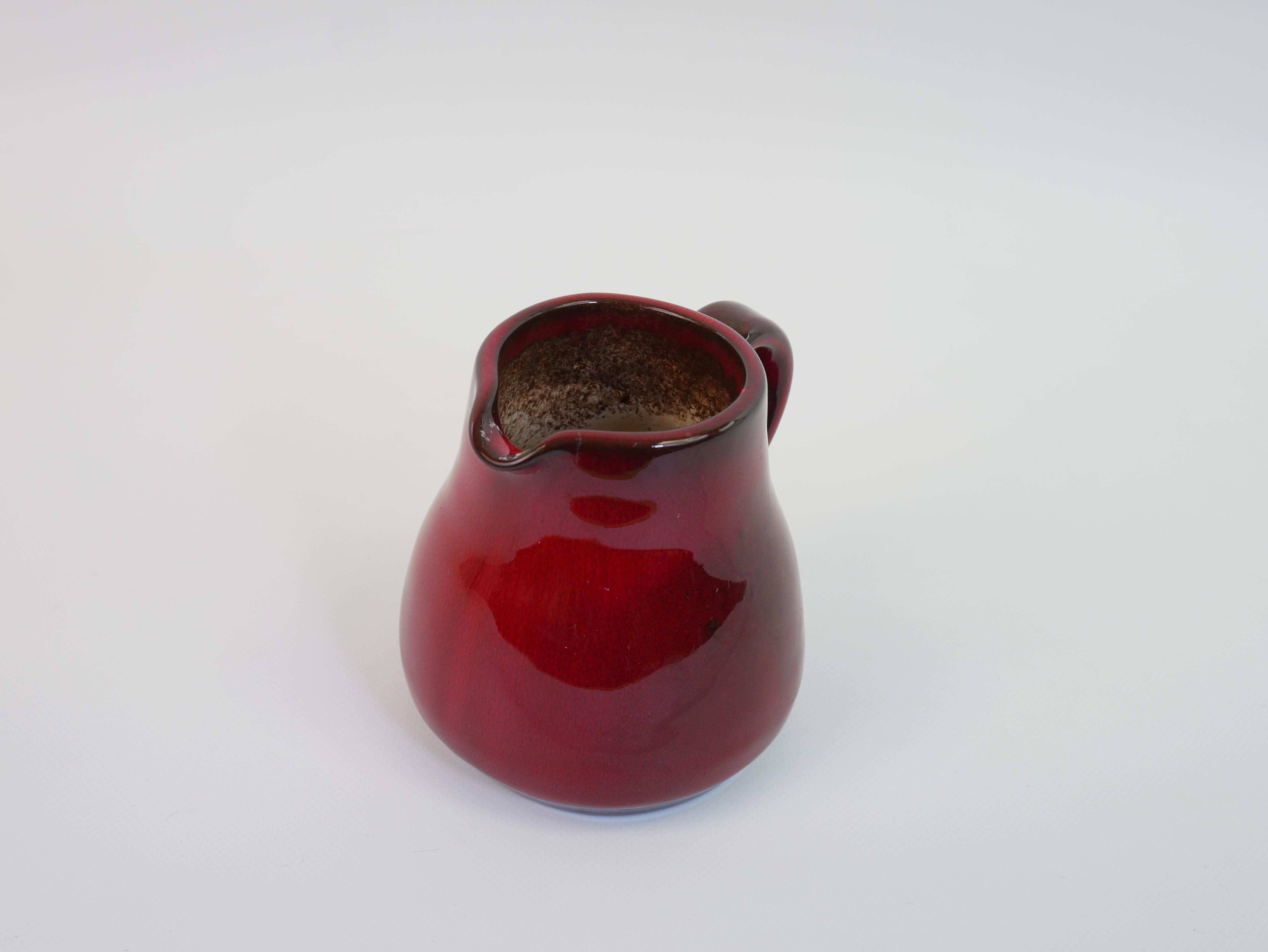 Ravissant pichet rouge firmé dans le style de George Jouve en vente 5