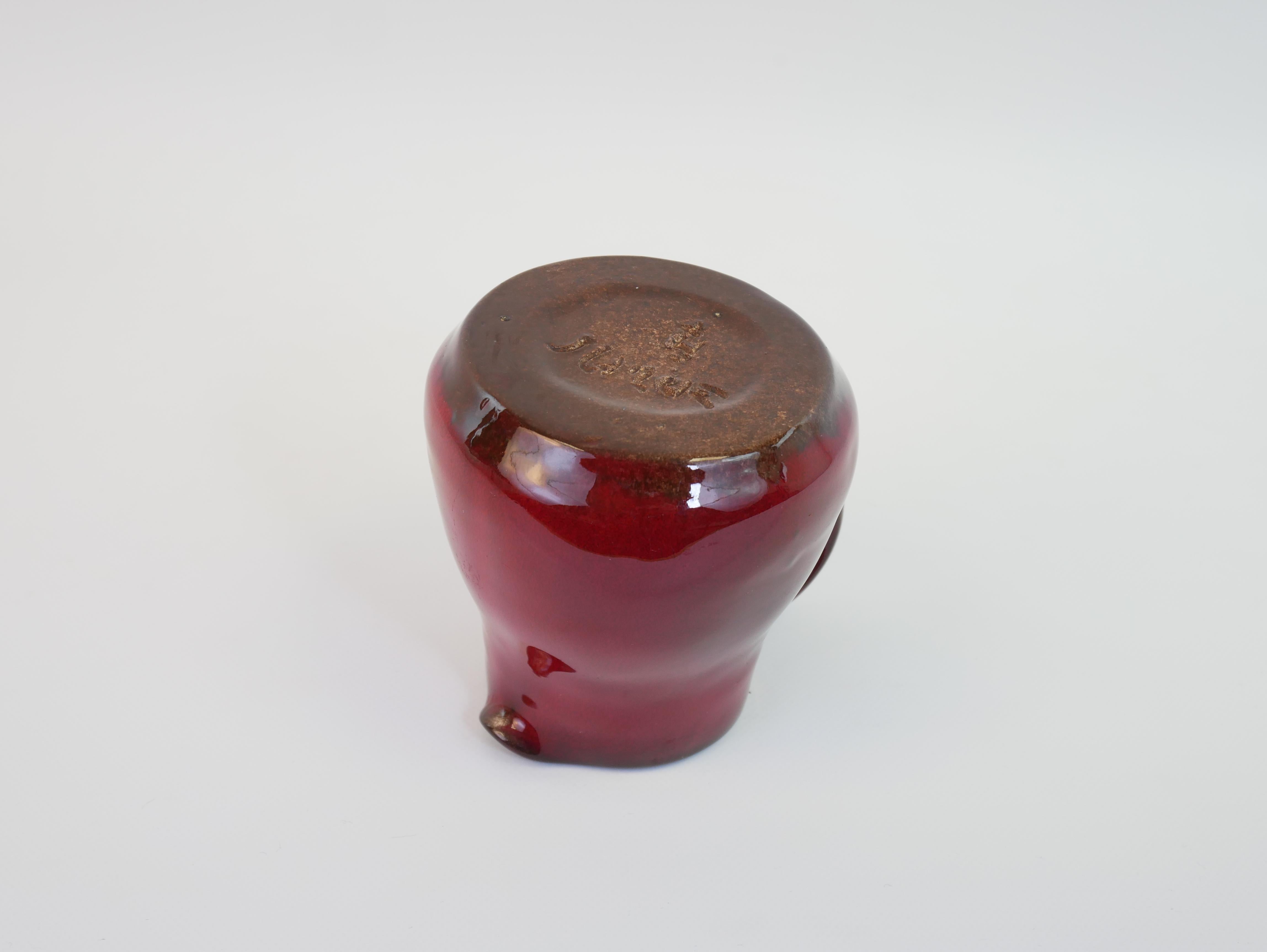 Ravissant pichet rouge firmé dans le style de George Jouve en vente 6