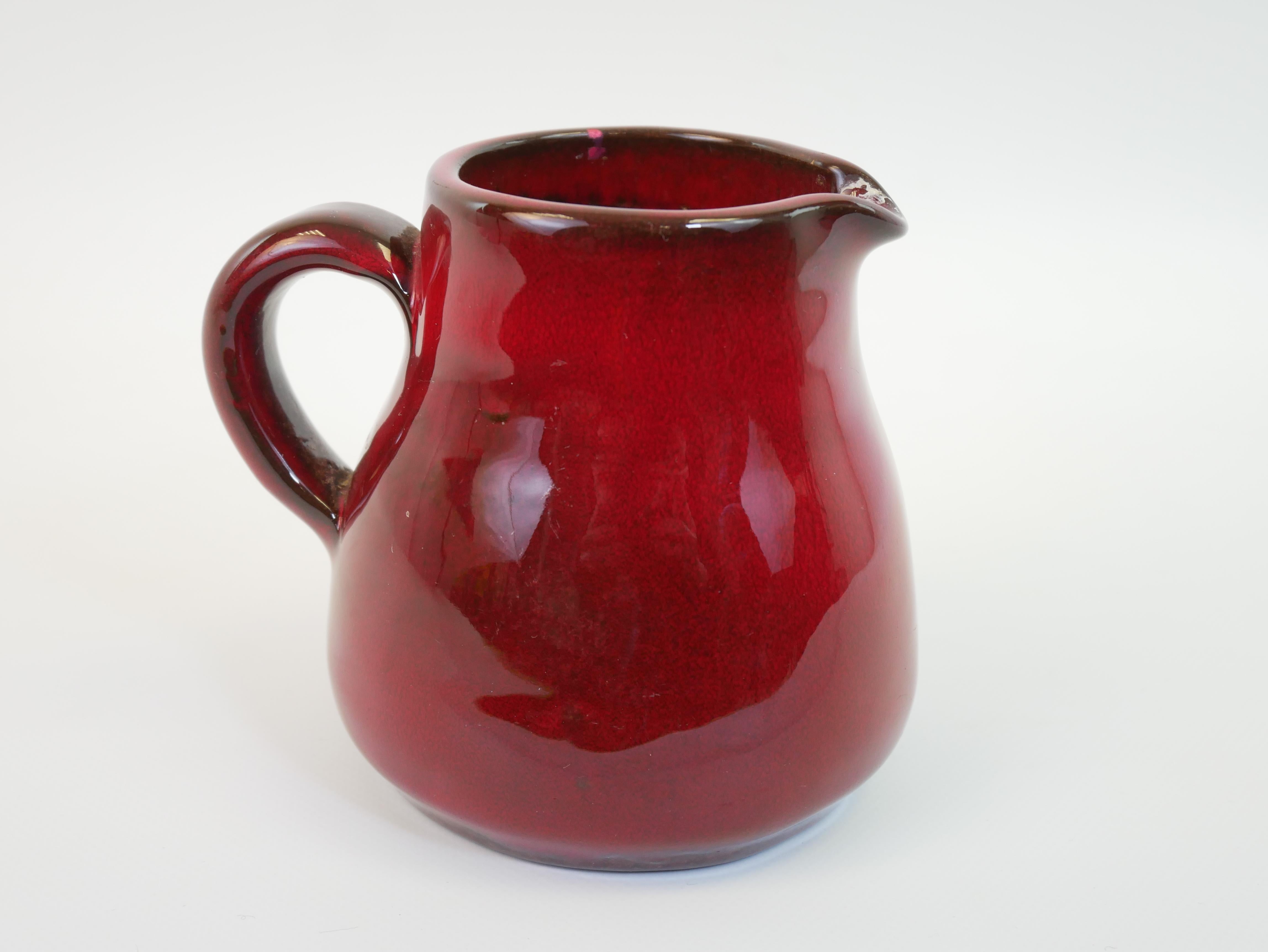 Ravissant pichet rouge firmé dans le style de George Jouve en vente 7