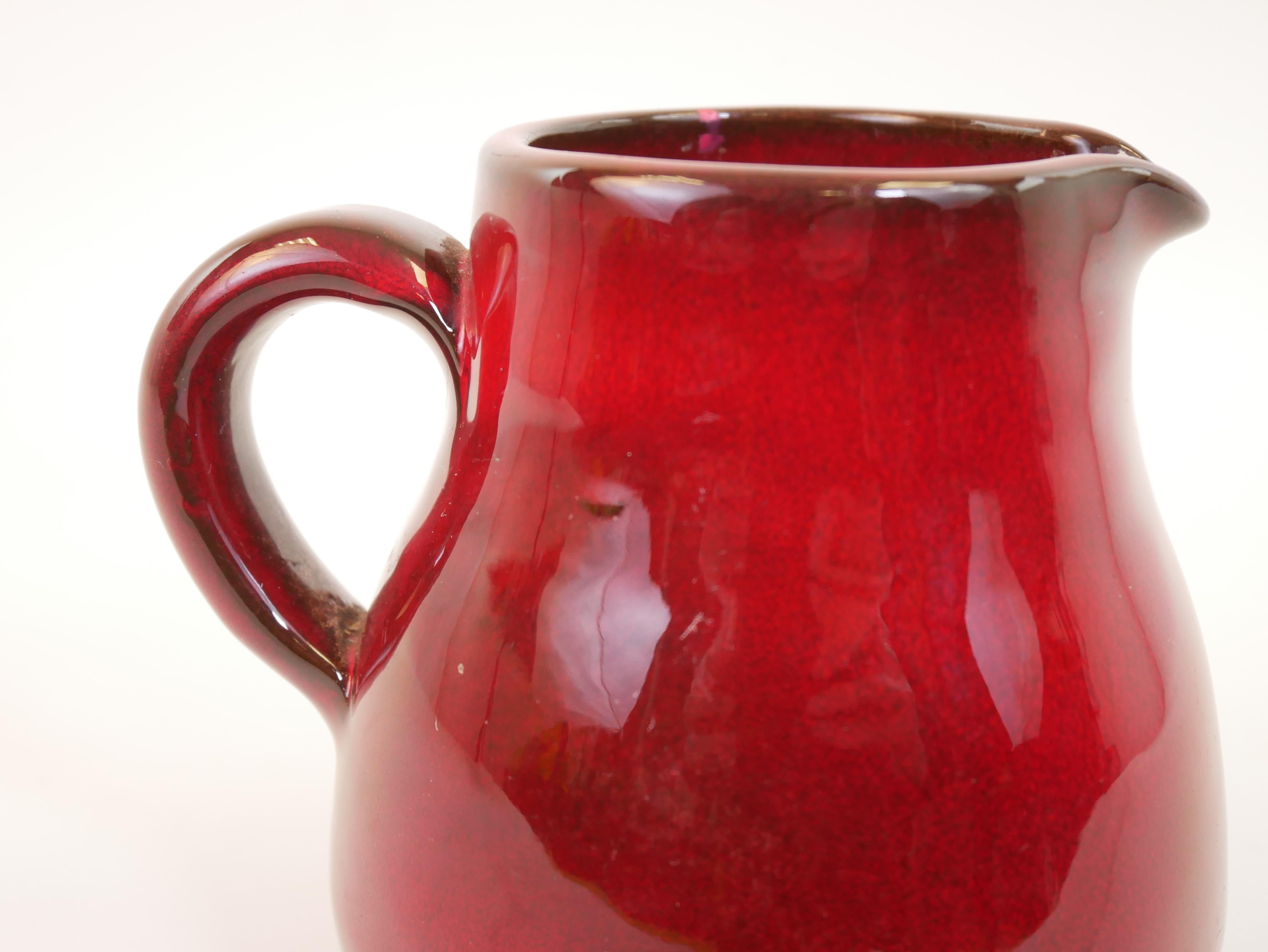 Ravissant pichet rouge firmé dans le style de George Jouve en vente 10