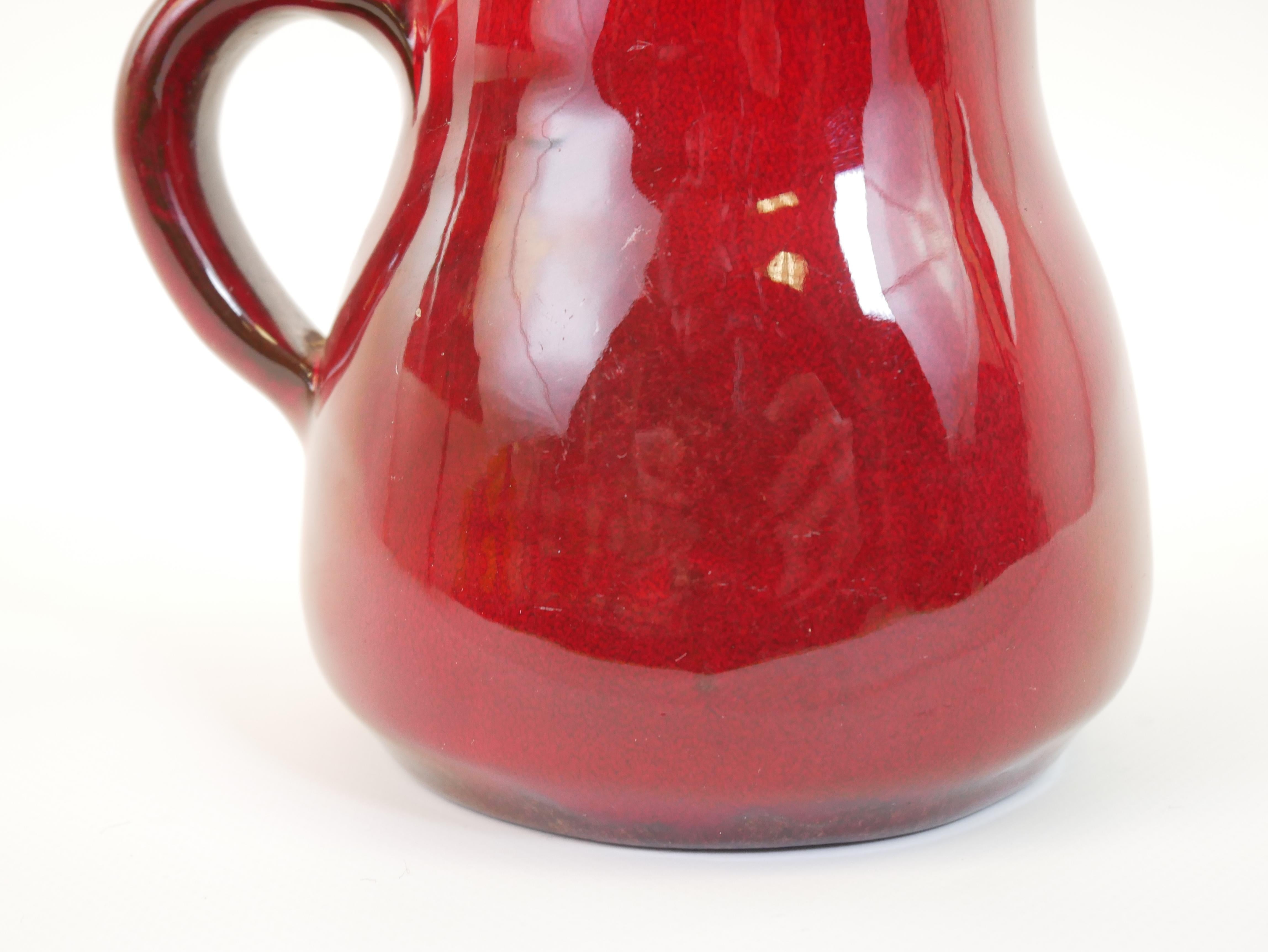 Ravissant pichet rouge firmé dans le style de George Jouve en vente 11