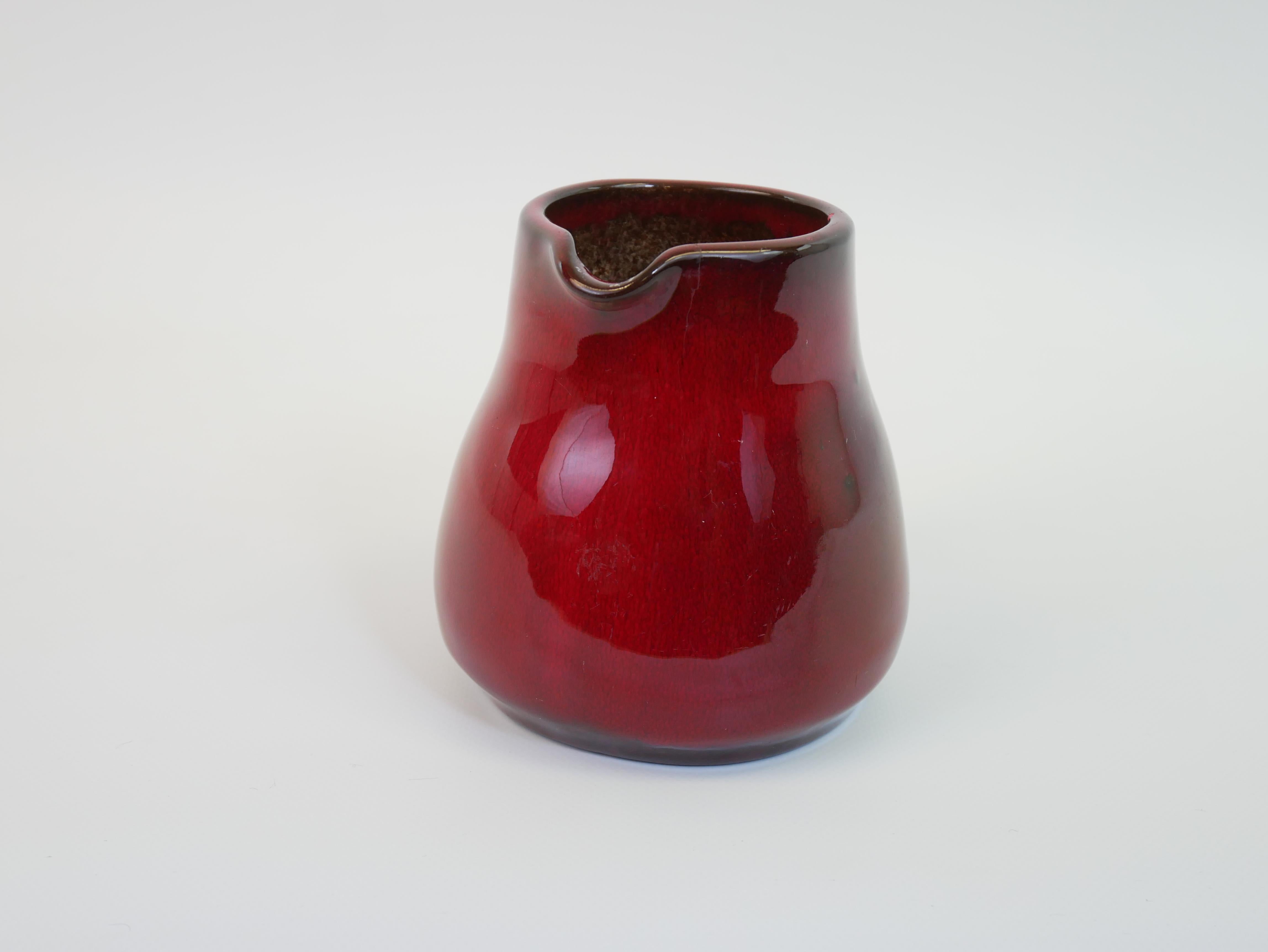Mid-Century Modern Ravissant pichet rouge firmé dans le style de George Jouve en vente