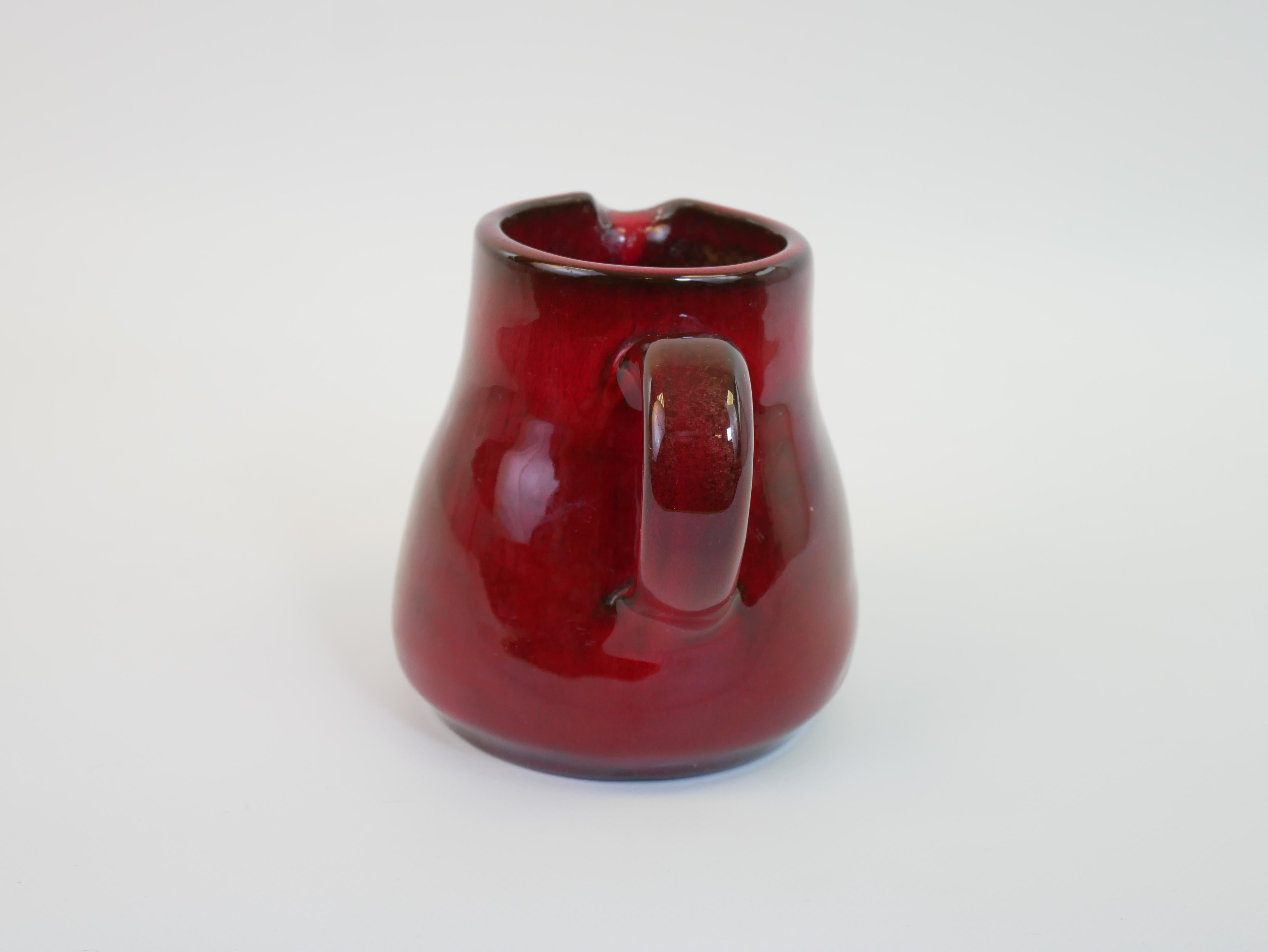 Ravissant pichet rouge firmé dans le style de George Jouve en vente 1