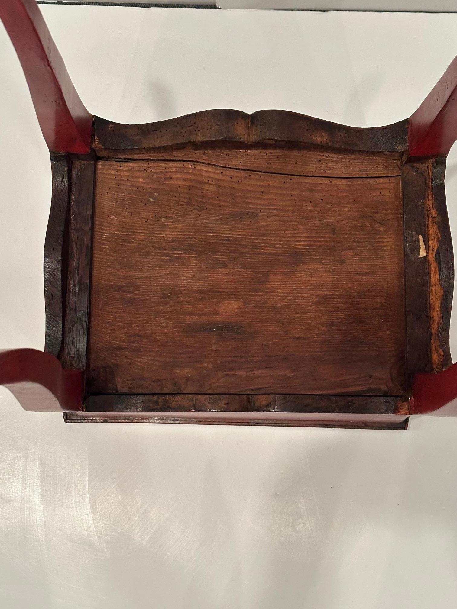 Jolie table d'appoint chinoiseries ancienne rouge et or en vente 4
