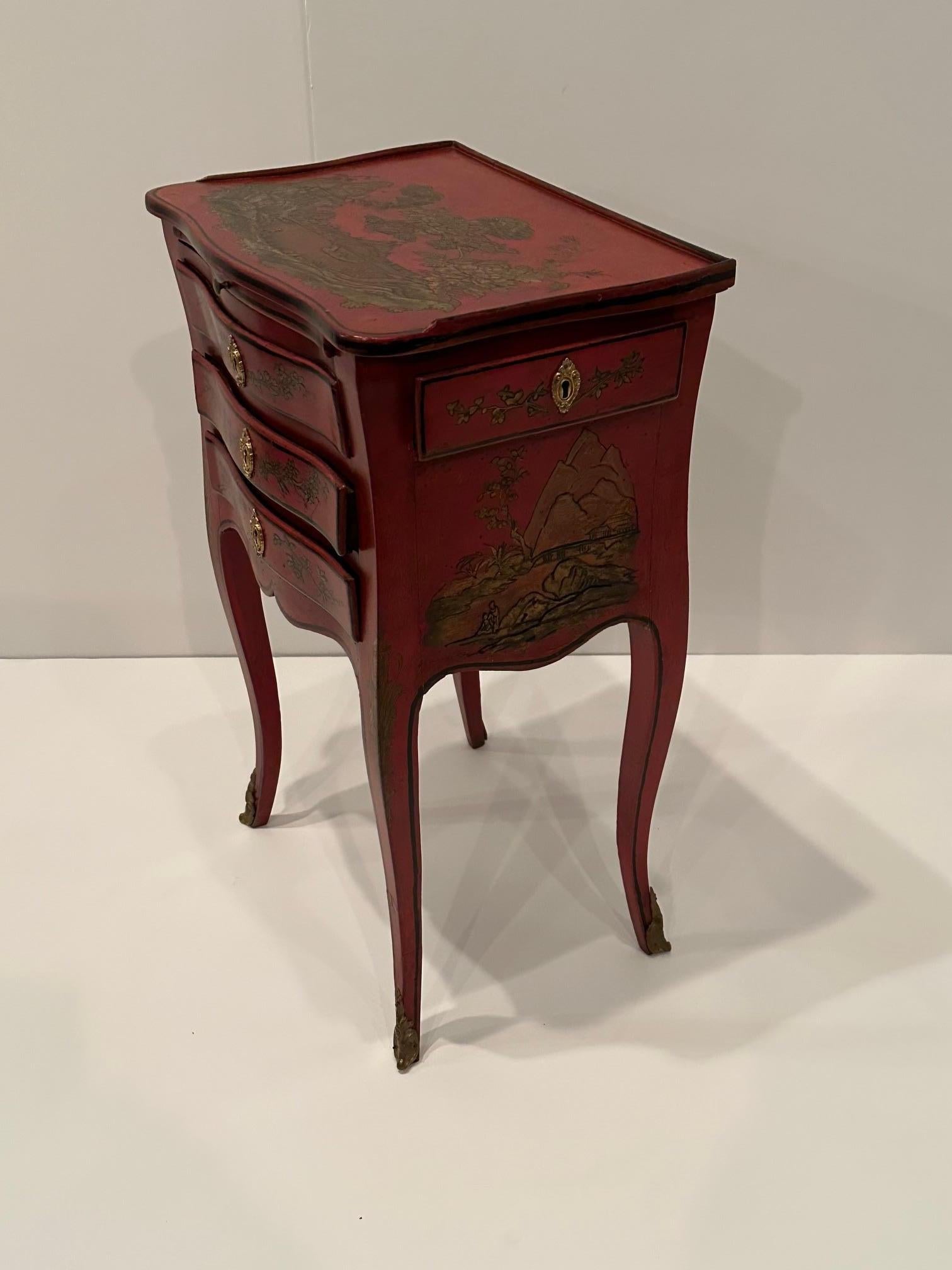 Français Jolie table d'appoint chinoiseries ancienne rouge et or en vente