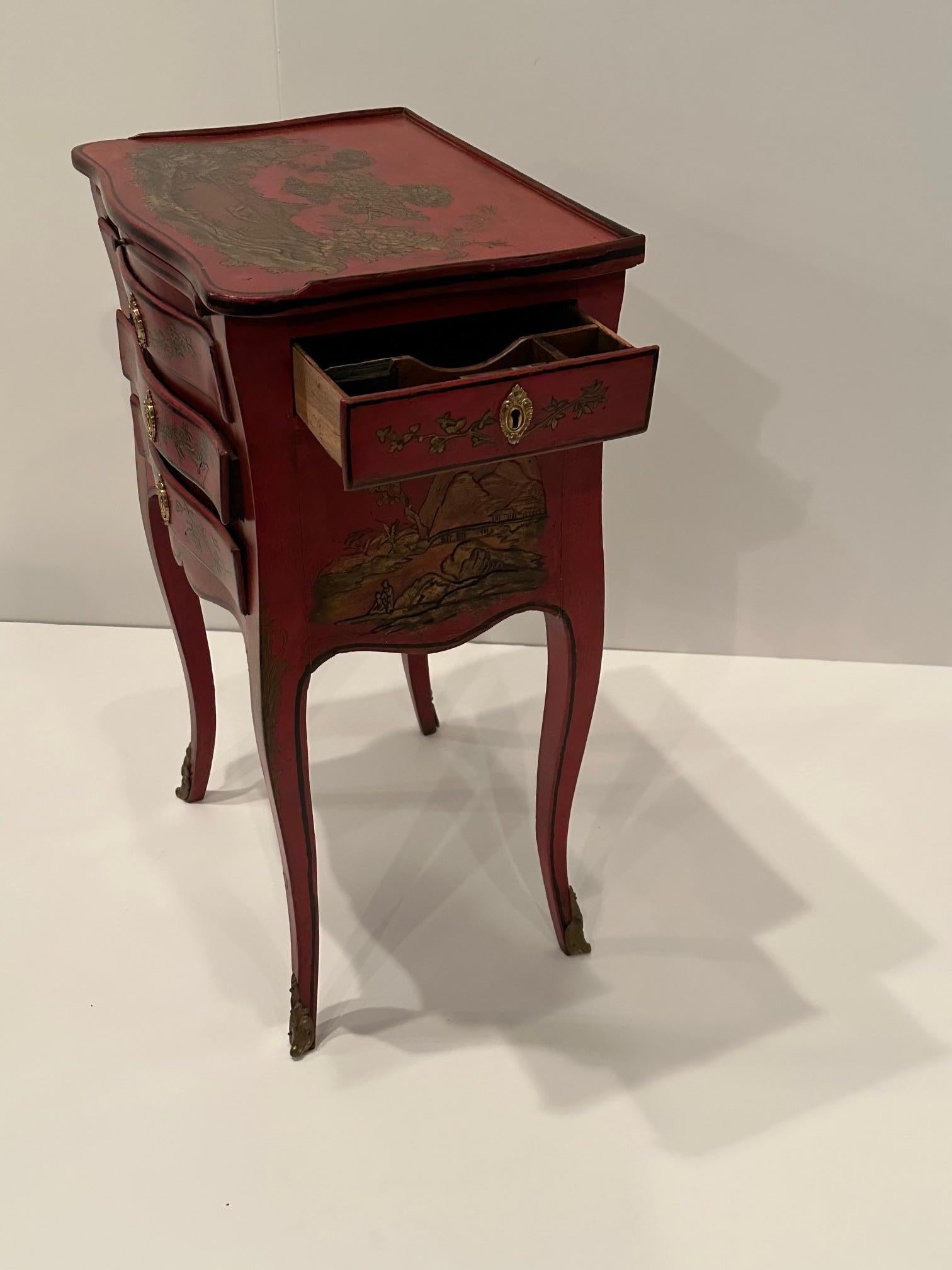Jolie table d'appoint chinoiseries ancienne rouge et or Bon état - En vente à Hopewell, NJ