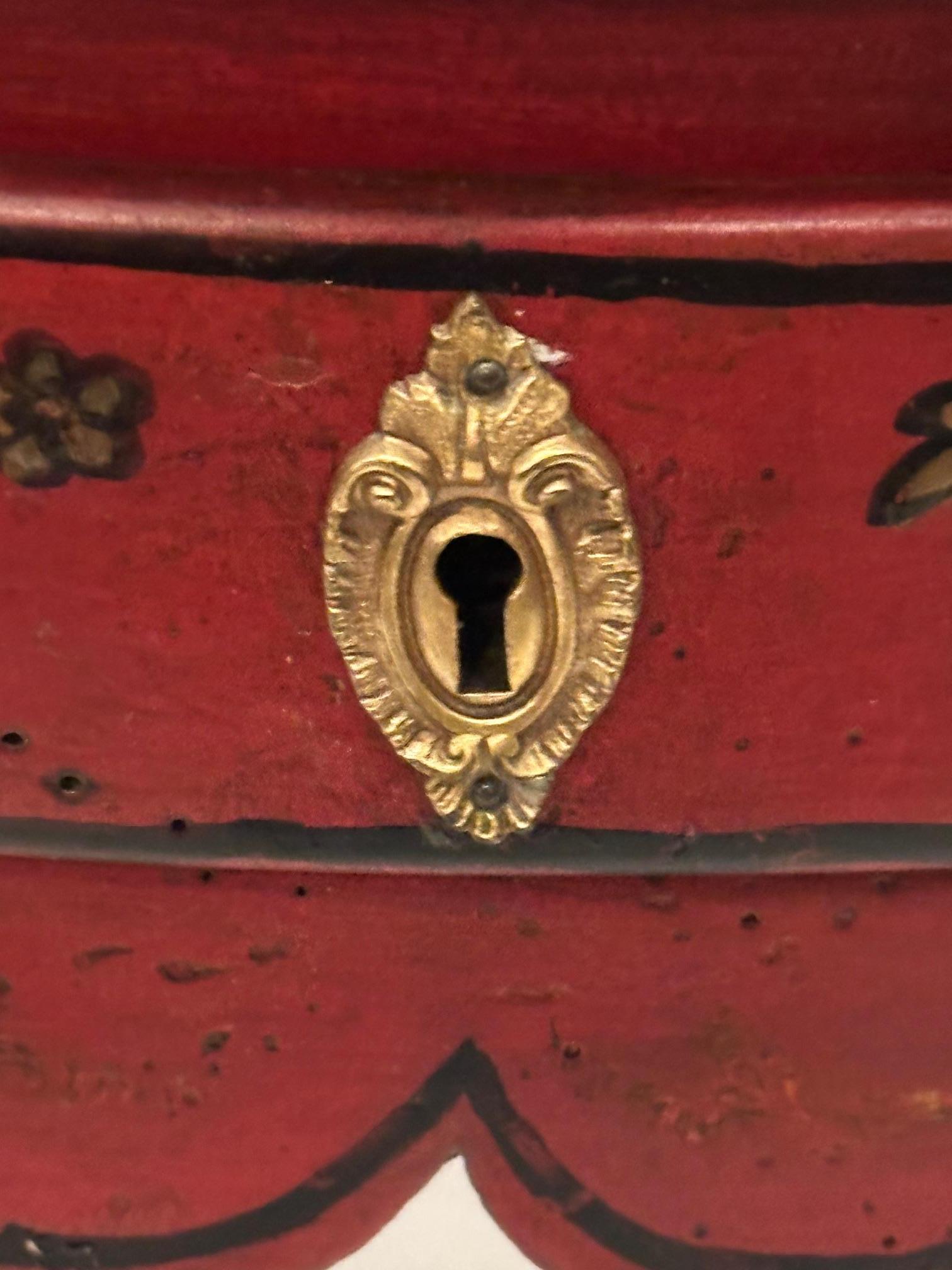 XIXe siècle Jolie table d'appoint chinoiseries ancienne rouge et or en vente