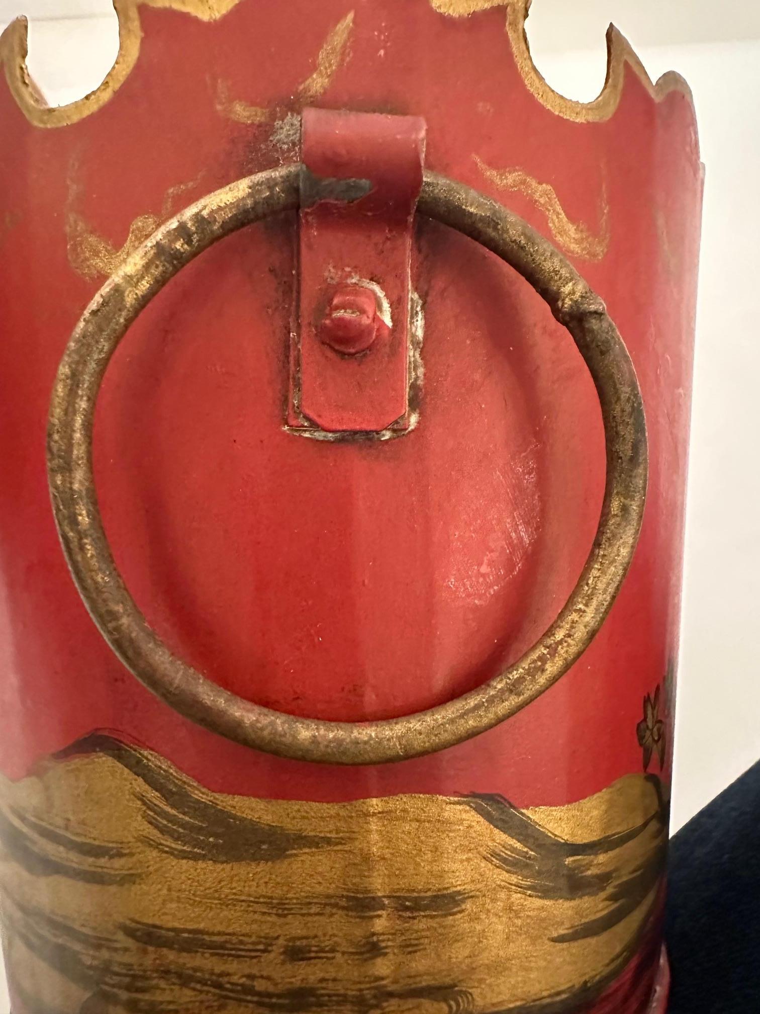 Metà XX secolo Graziosi cachepot in stile cineseria rossa e oro in vendita