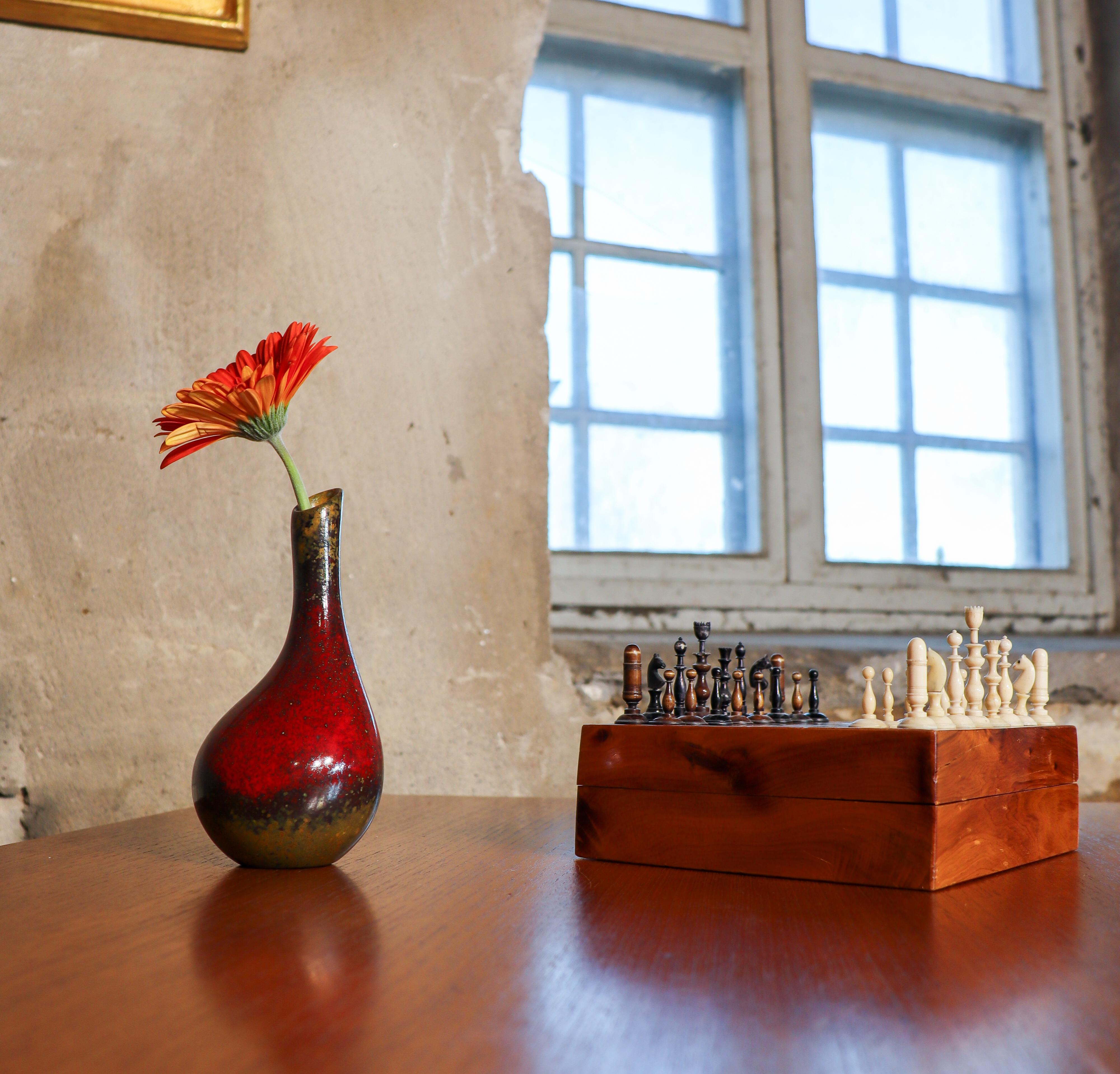 Hübsche rote Vase, Eathenware von Hans Hedberg, Biot, Frankreich (Französisch) im Angebot